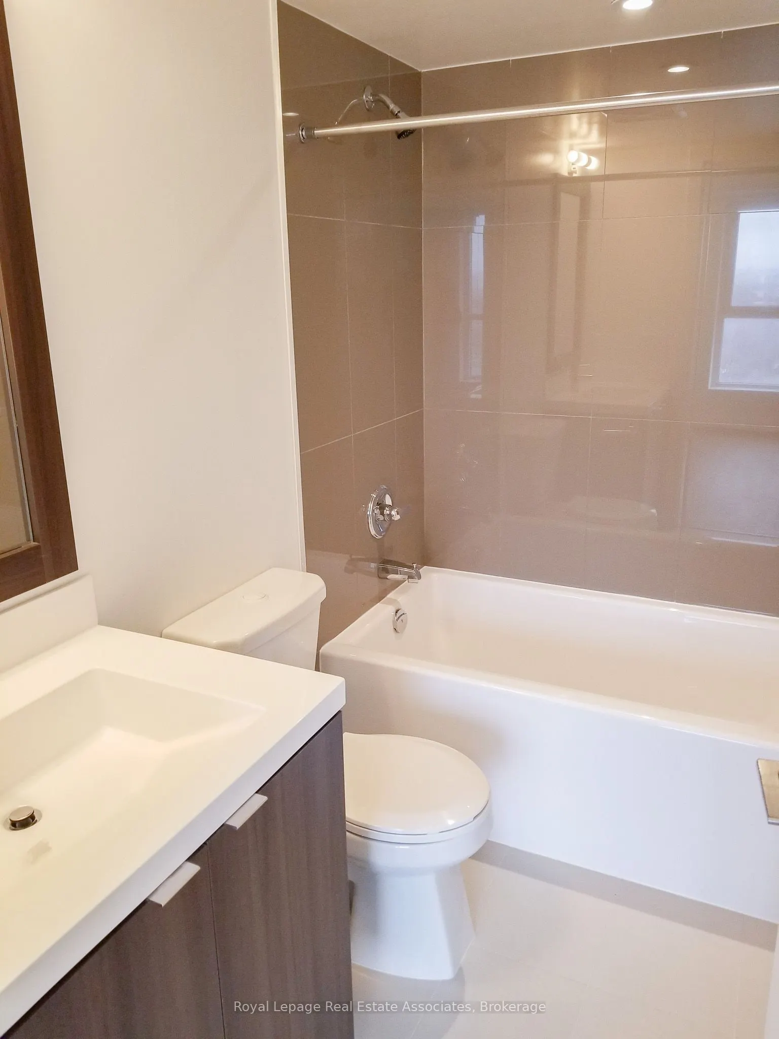 7 Mabelle Avenue, #2707