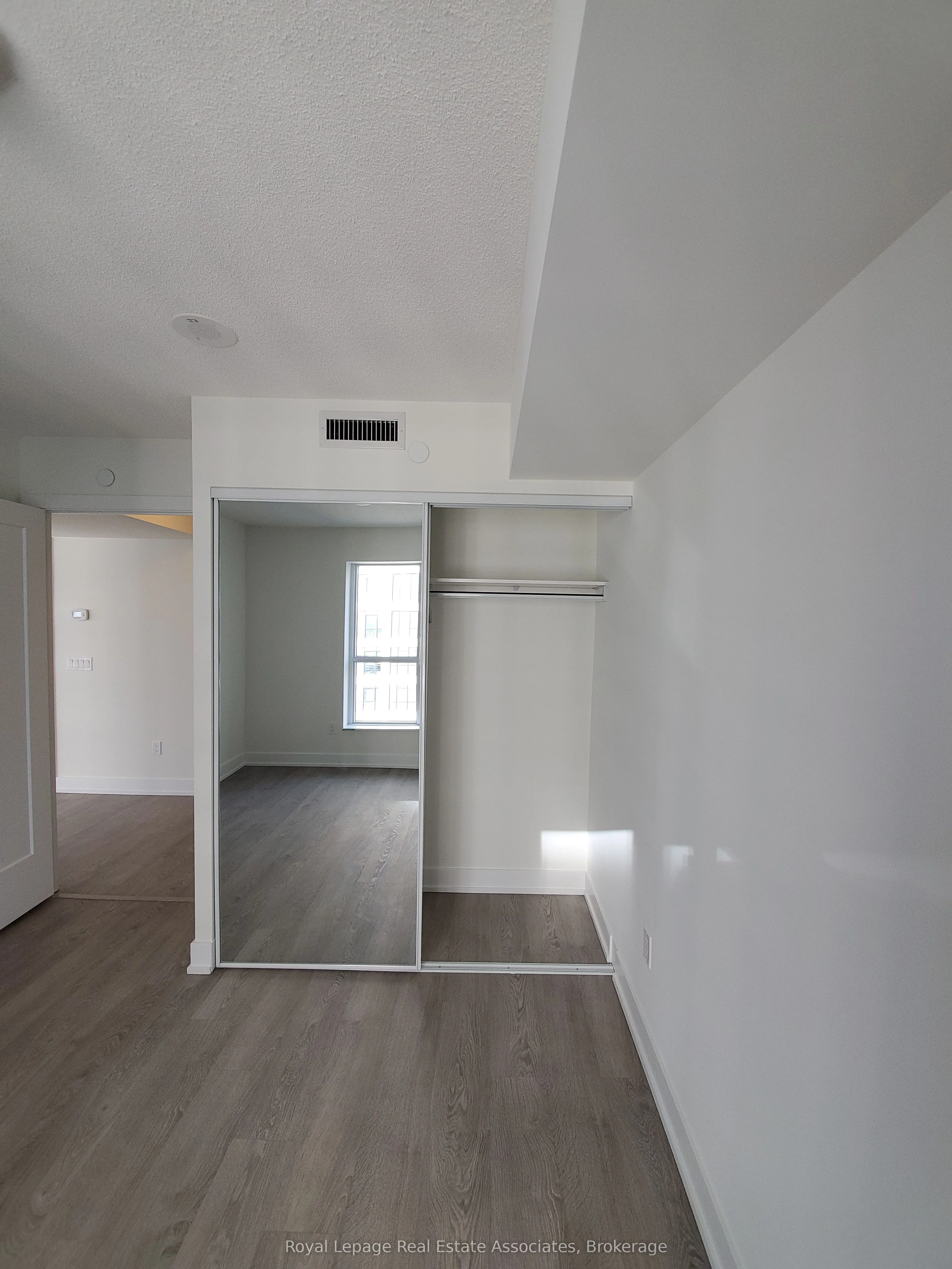 9 Mabelle Avenue, #2622