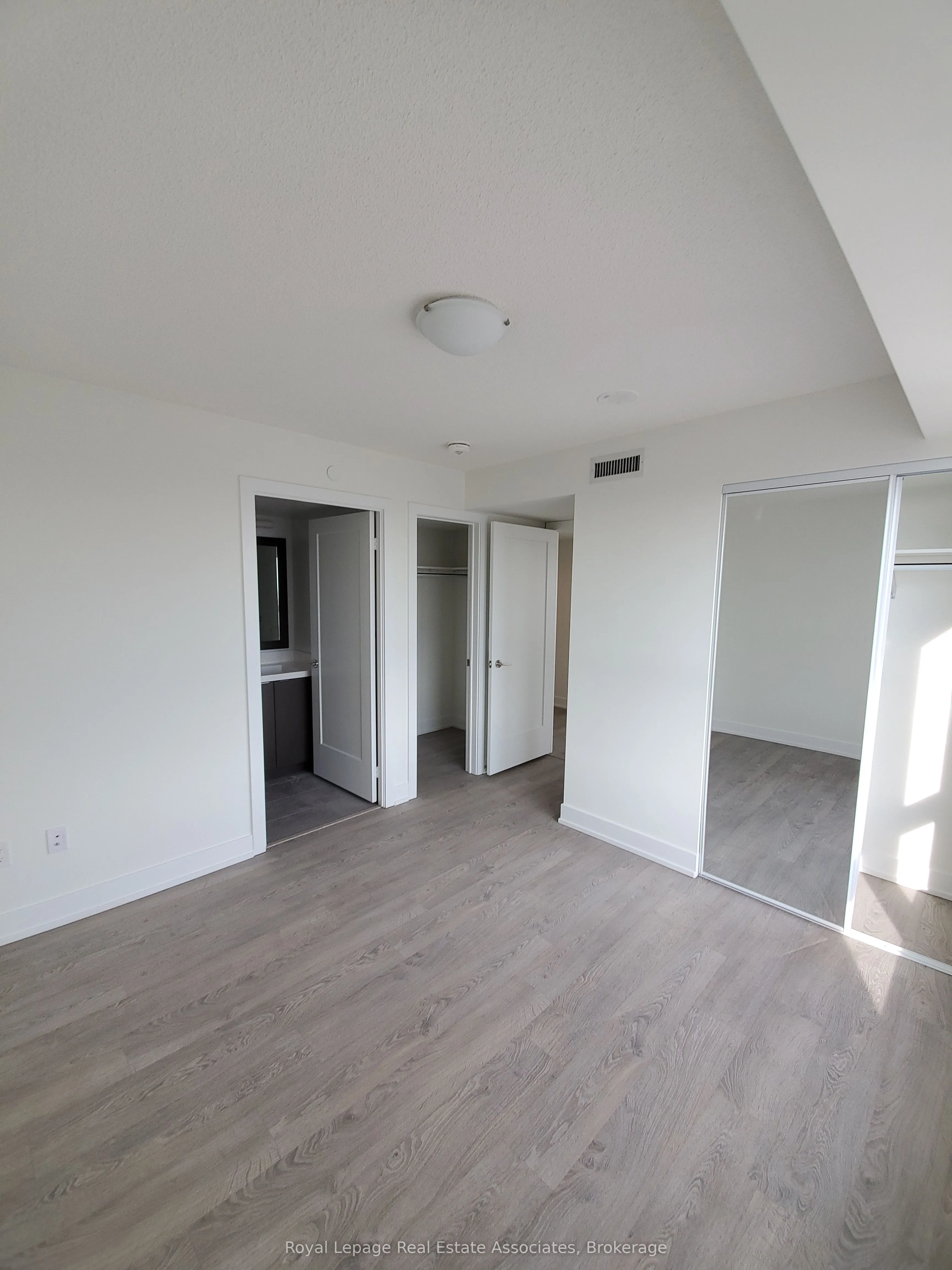 9 Mabelle Avenue, #2622