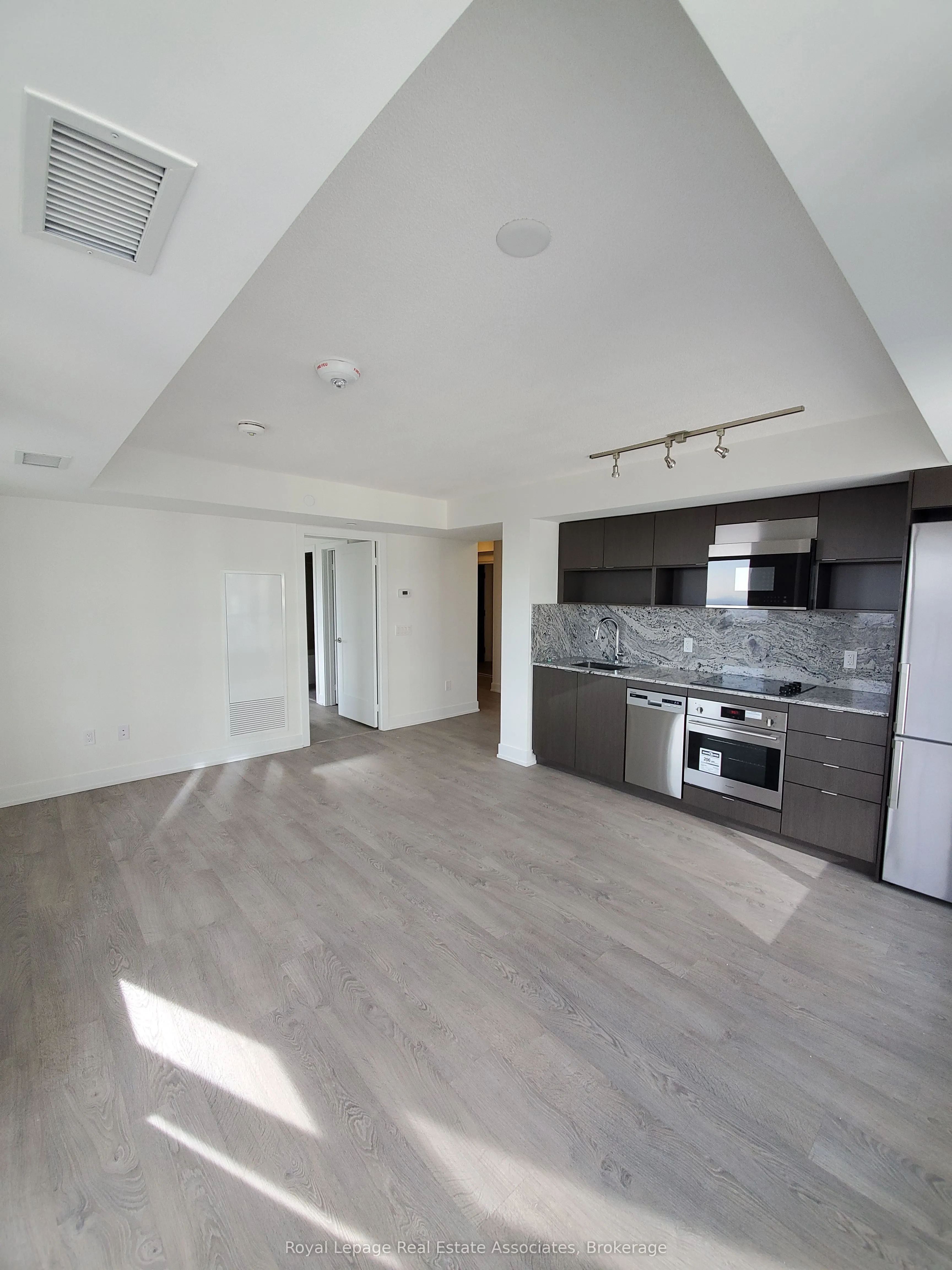 9 Mabelle Avenue, #2622