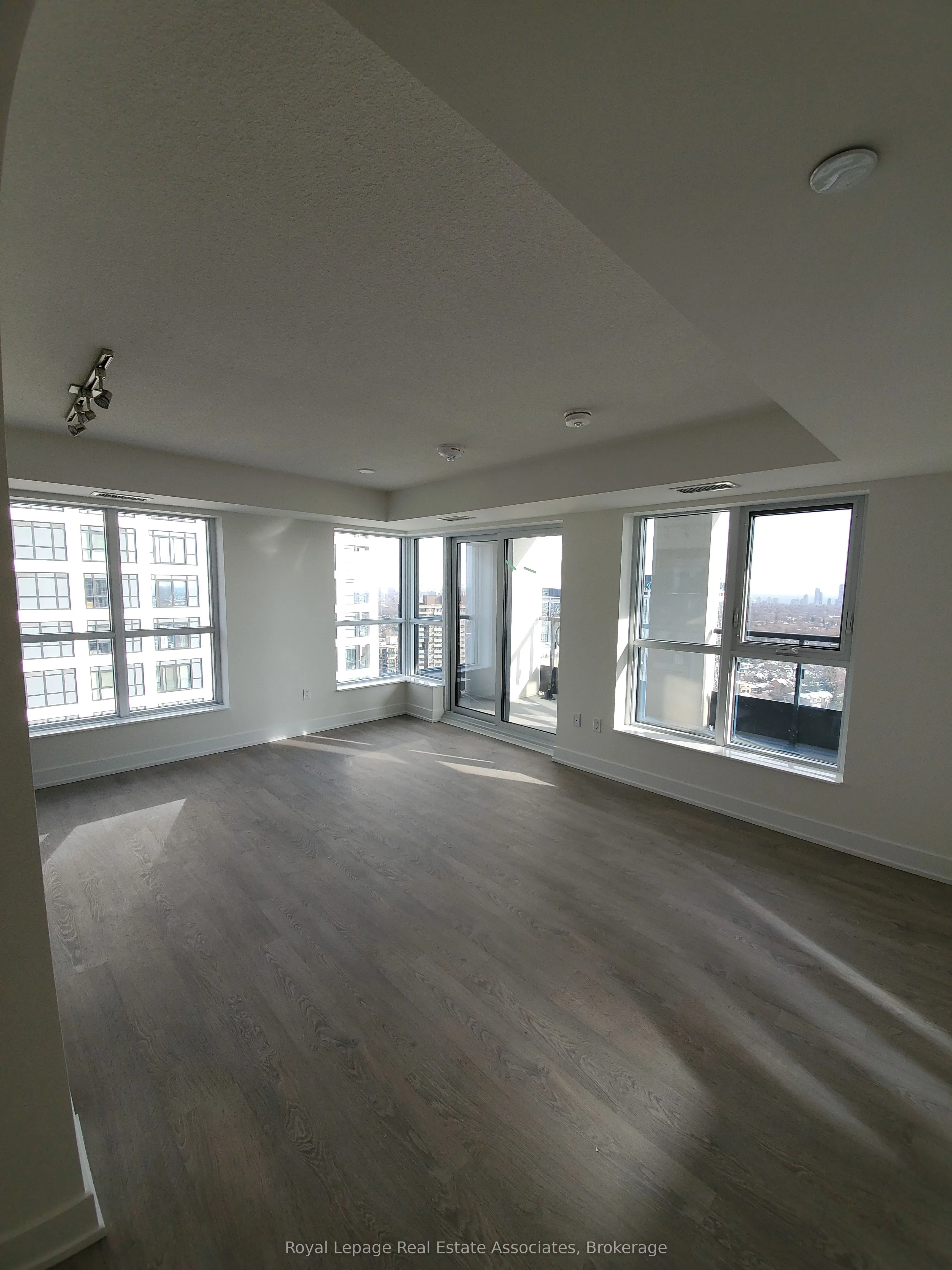 9 Mabelle Avenue, #2622