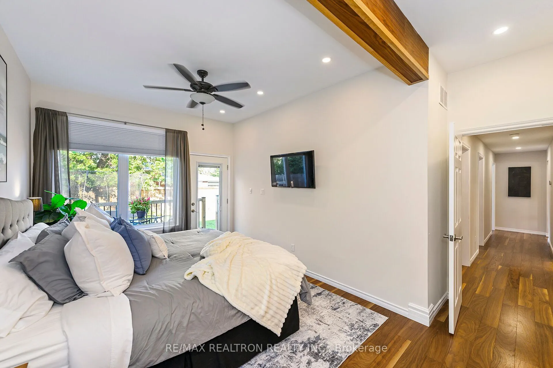 5472 Randolph Crescent