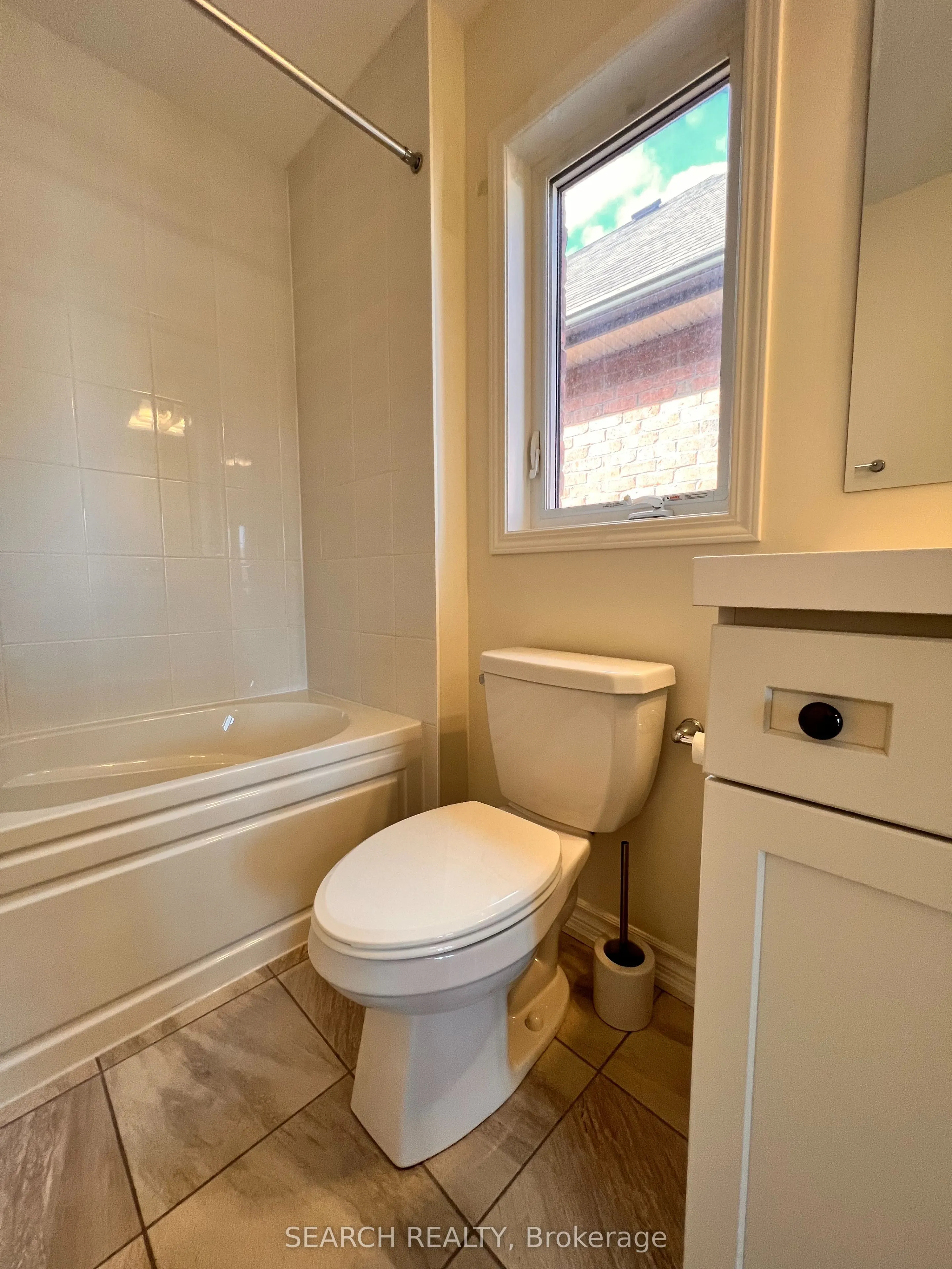 18 Divers Road N, #Suite 1