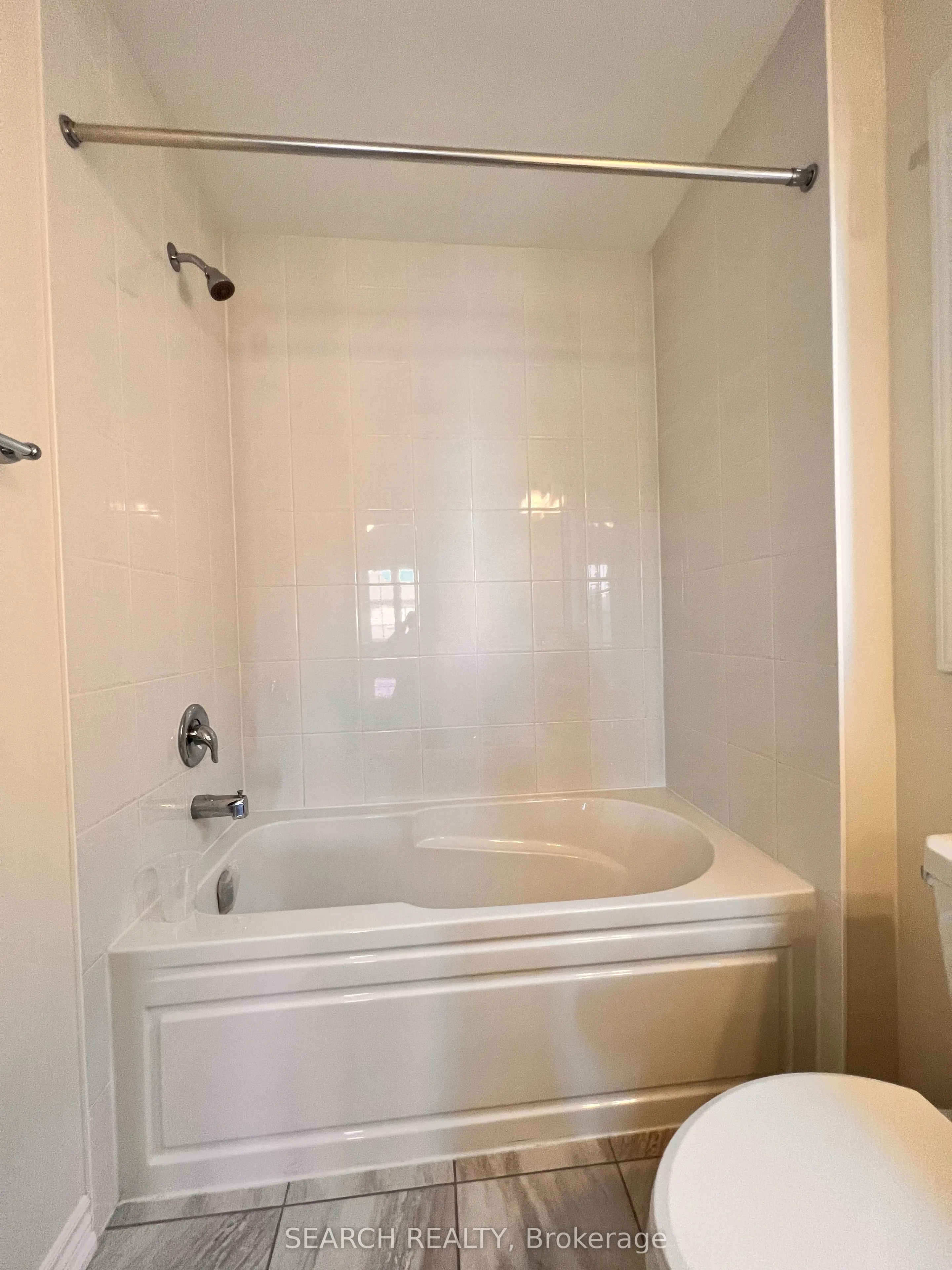 18 Divers Road N, #Suite 1