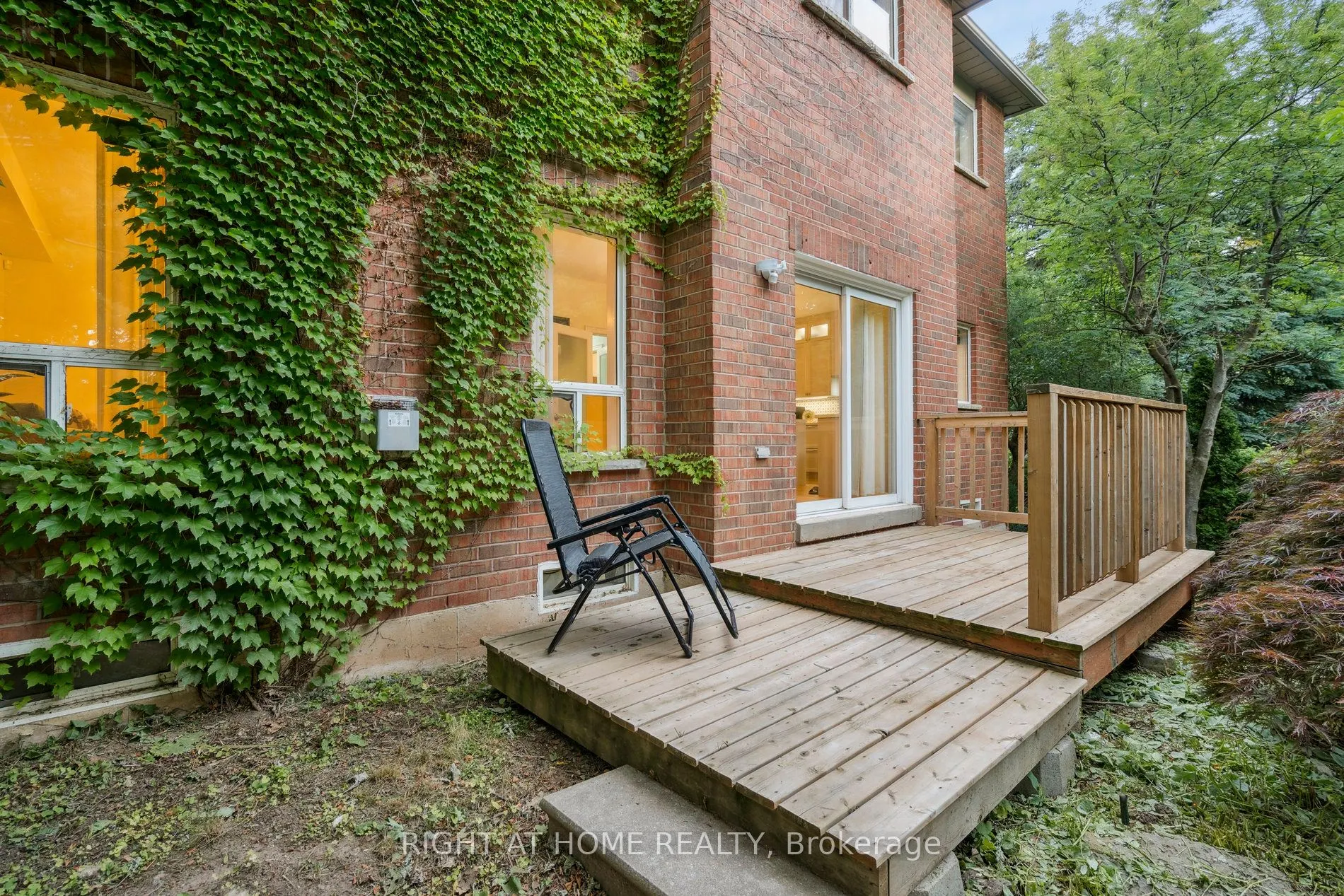 2322 Woodridge Way