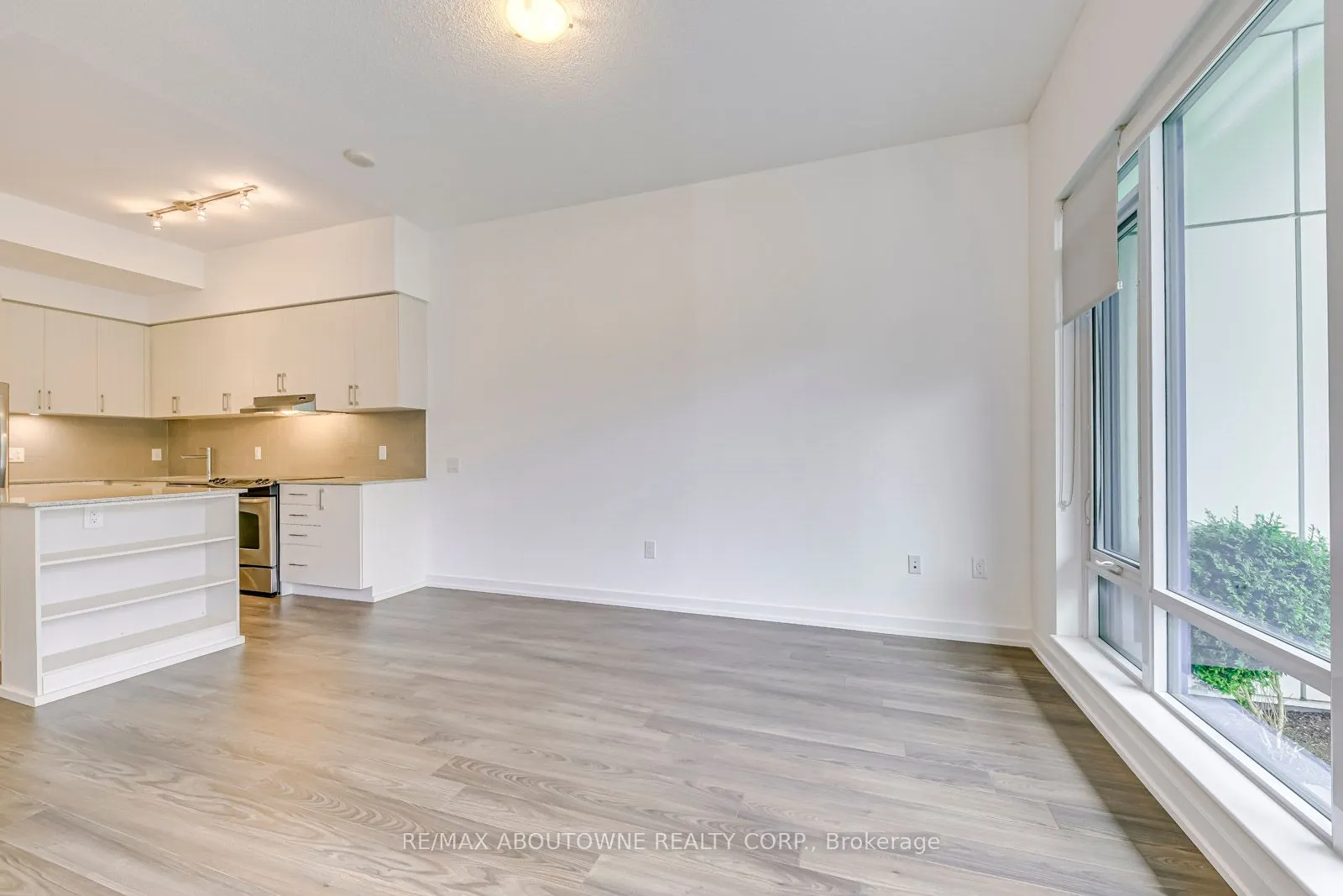 2560 Eglinton Avenue W, #Th101
