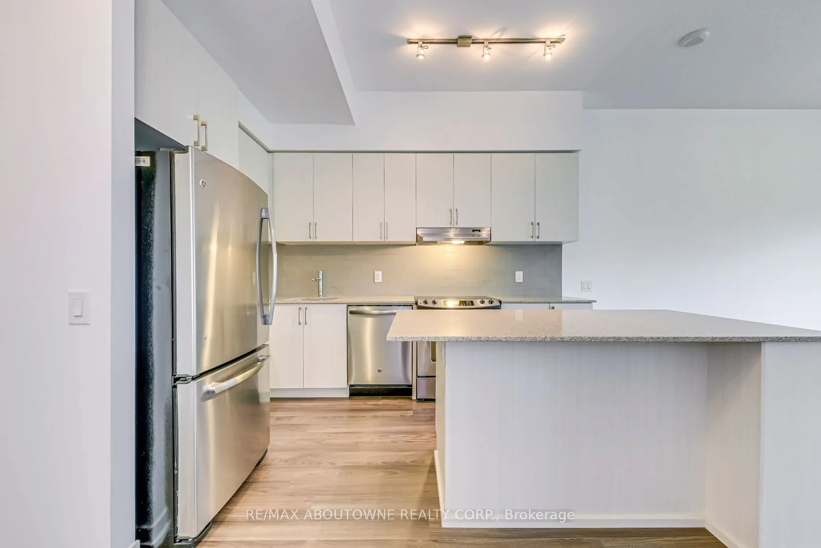 2560 Eglinton Avenue W, #Th101