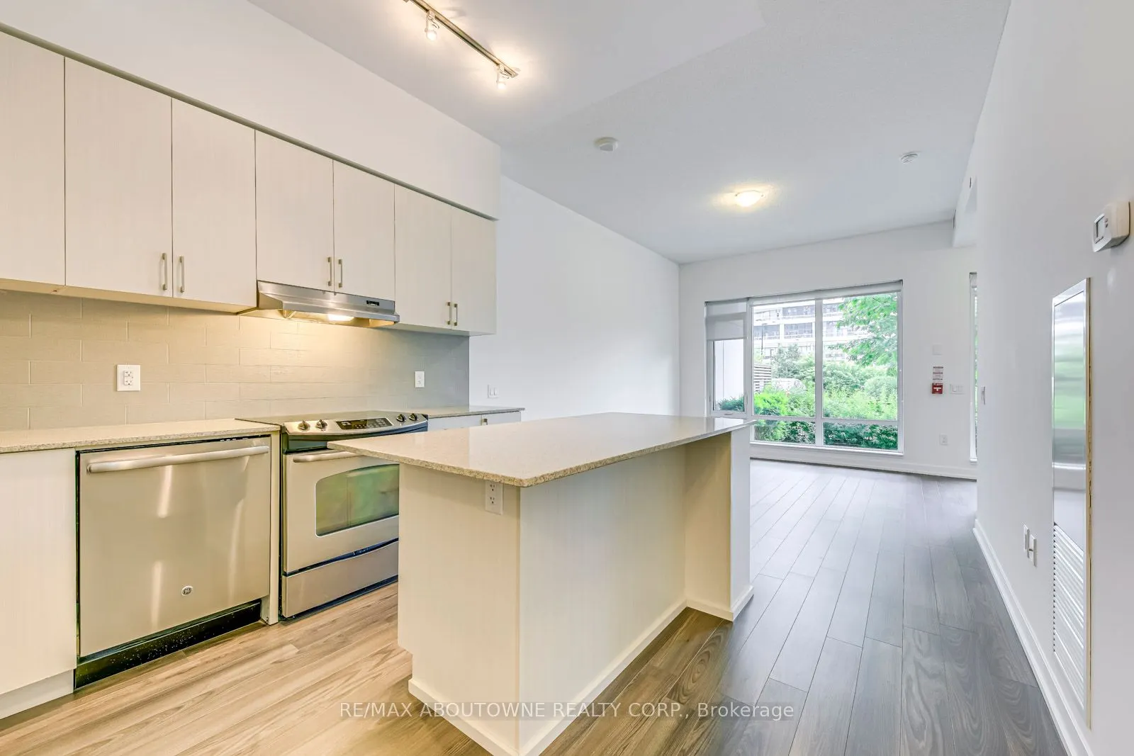 2560 Eglinton Avenue W, #Th101