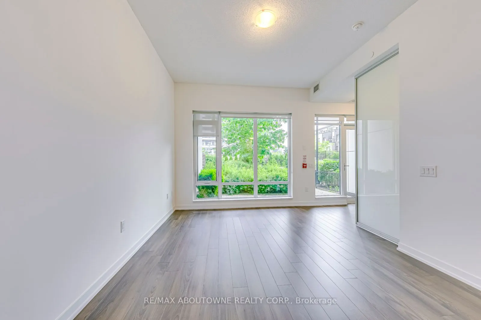 2560 Eglinton Avenue W, #Th101