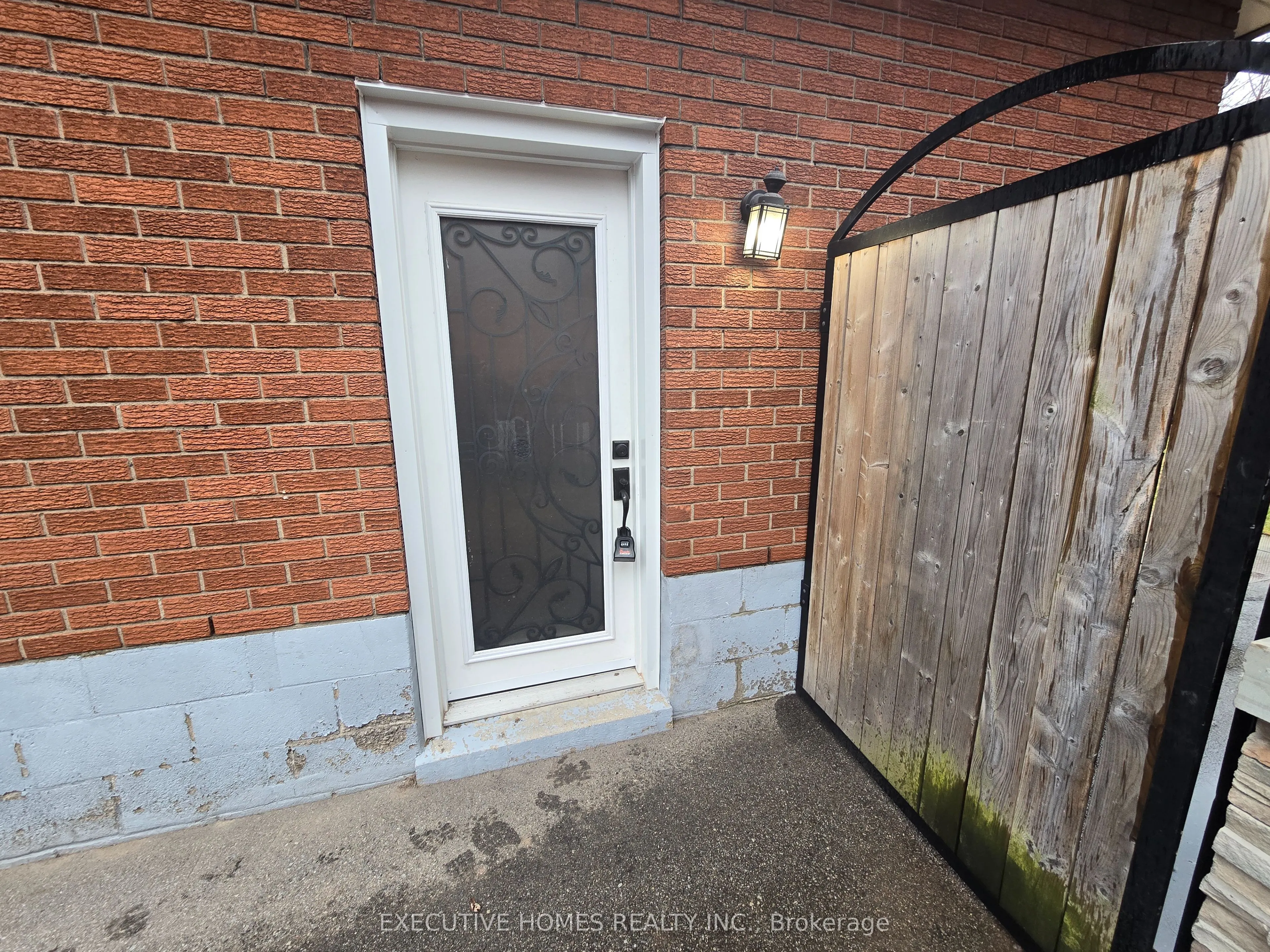 5382 Spruce Avenue N, #Basement