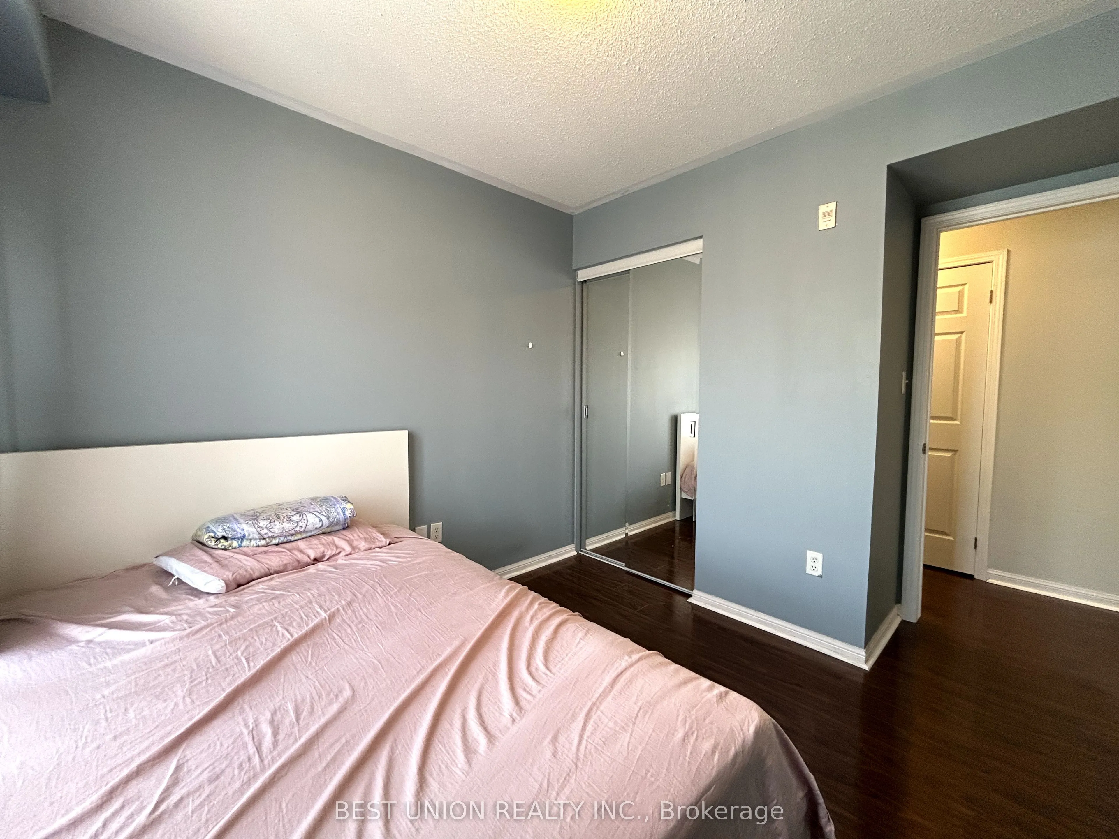 613 Dundas Street W, #6