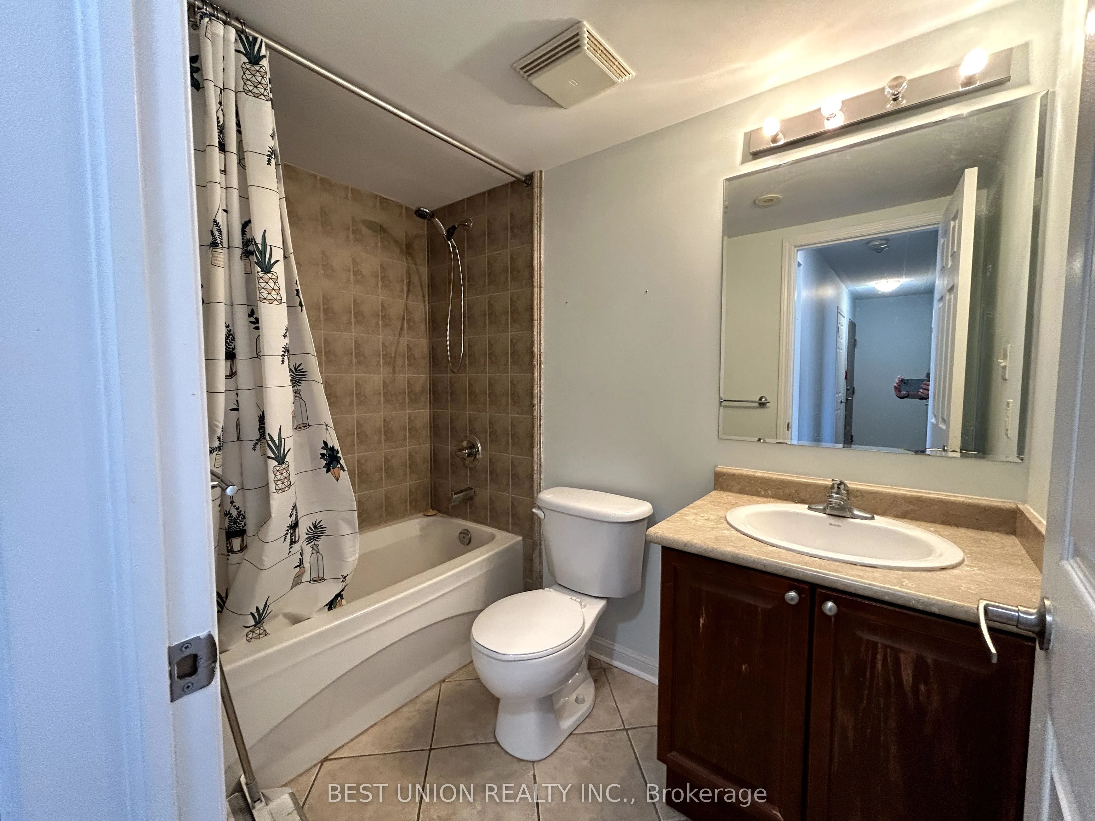 613 Dundas Street W, #6