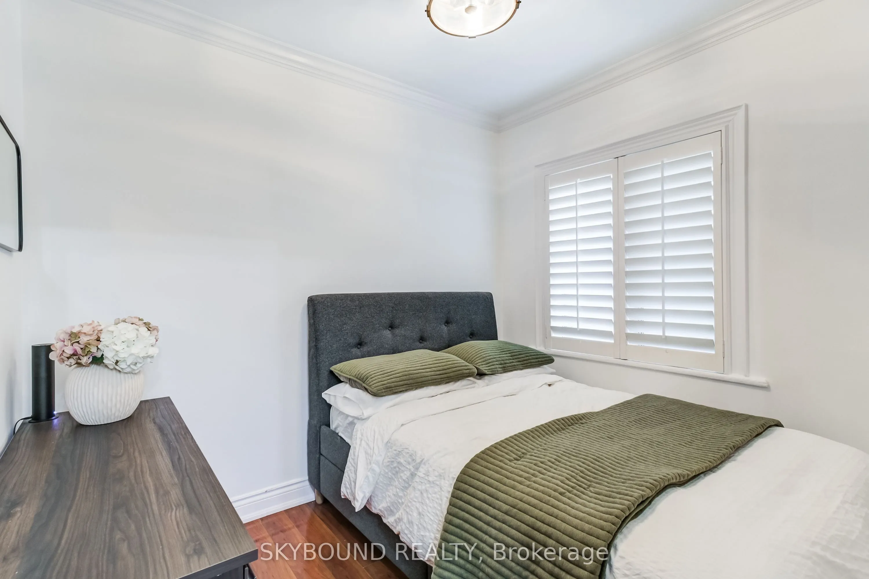 100 Florence Crescent