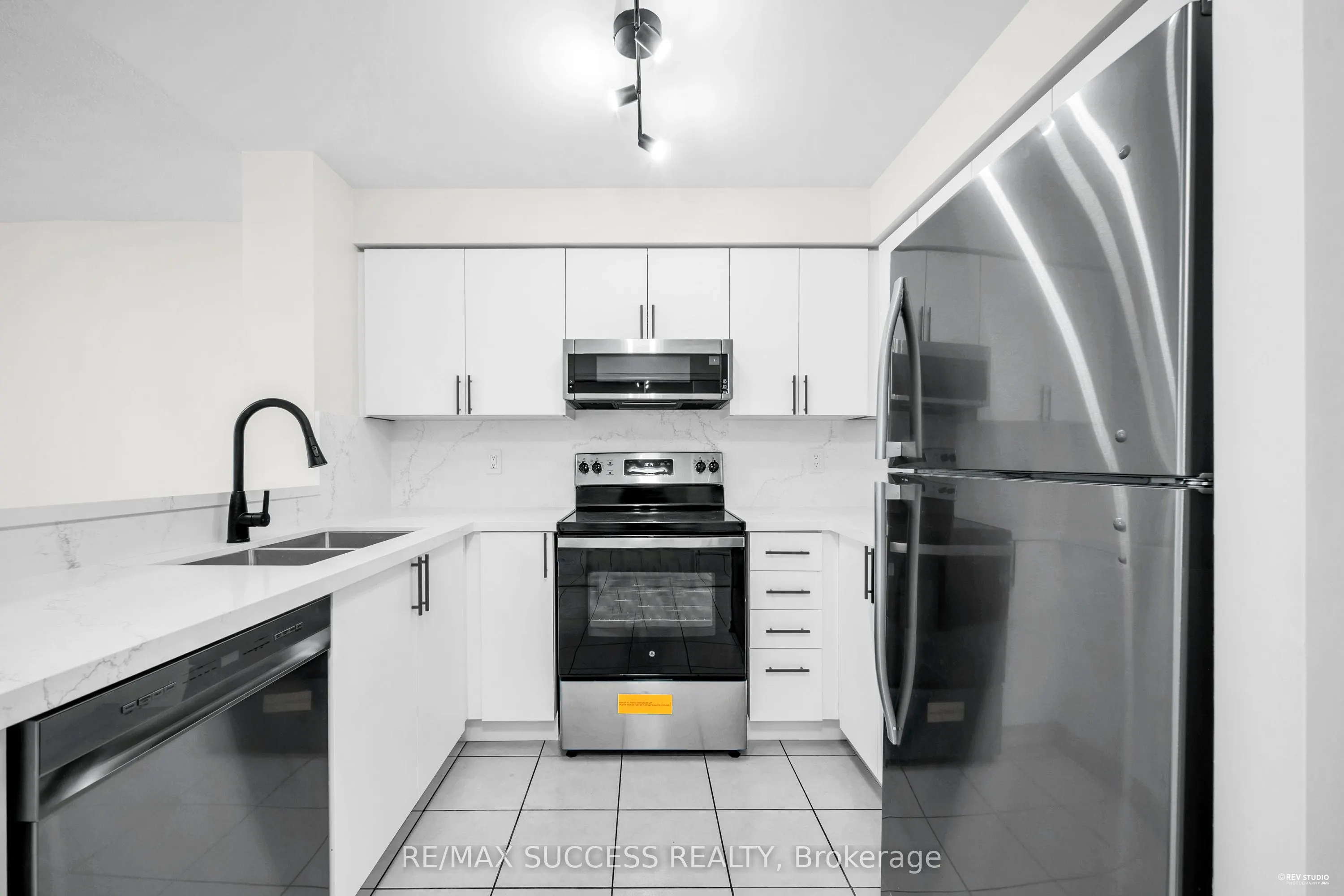 2565 Erin Centre Boulevard, #806