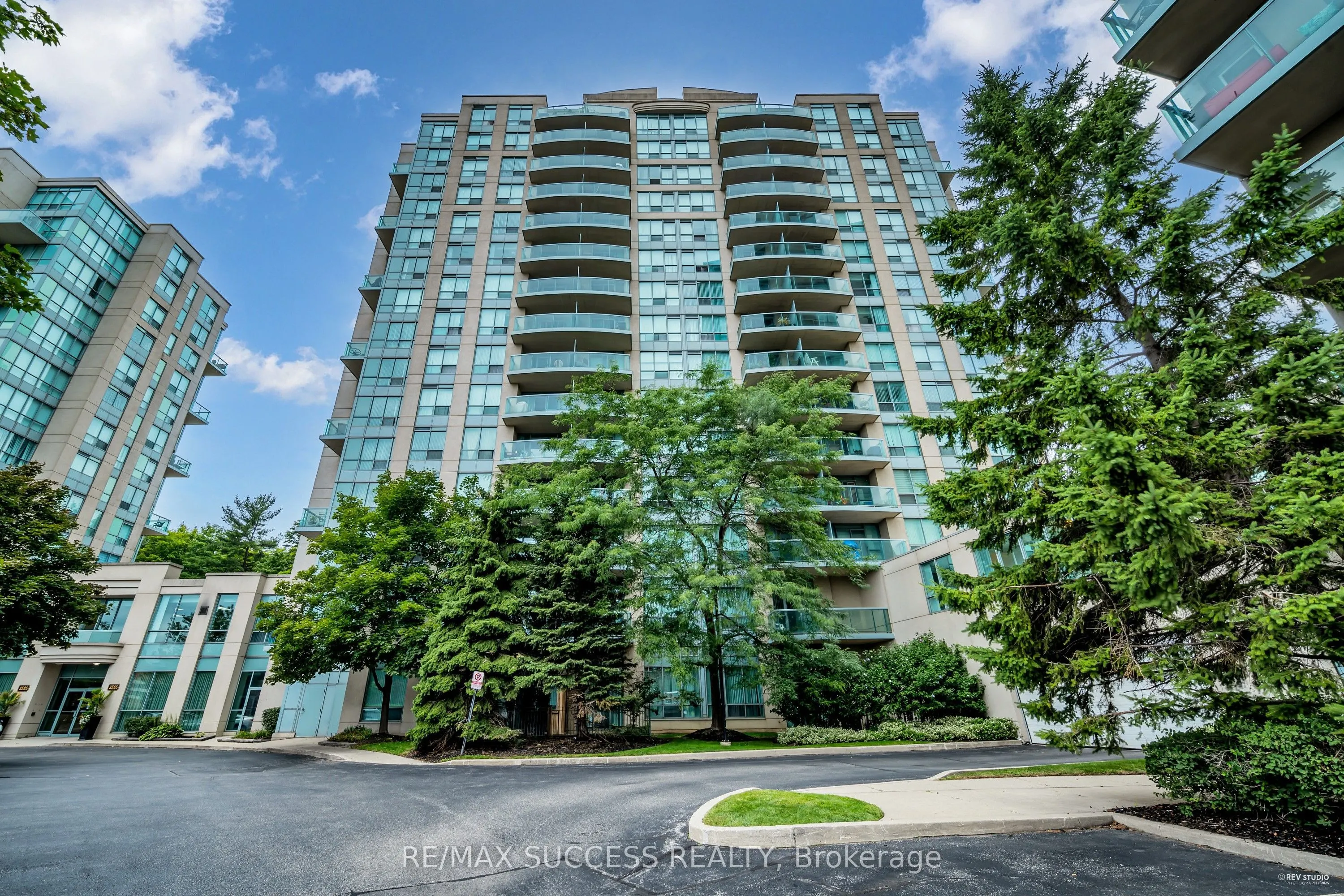 2565 Erin Centre Boulevard, #806