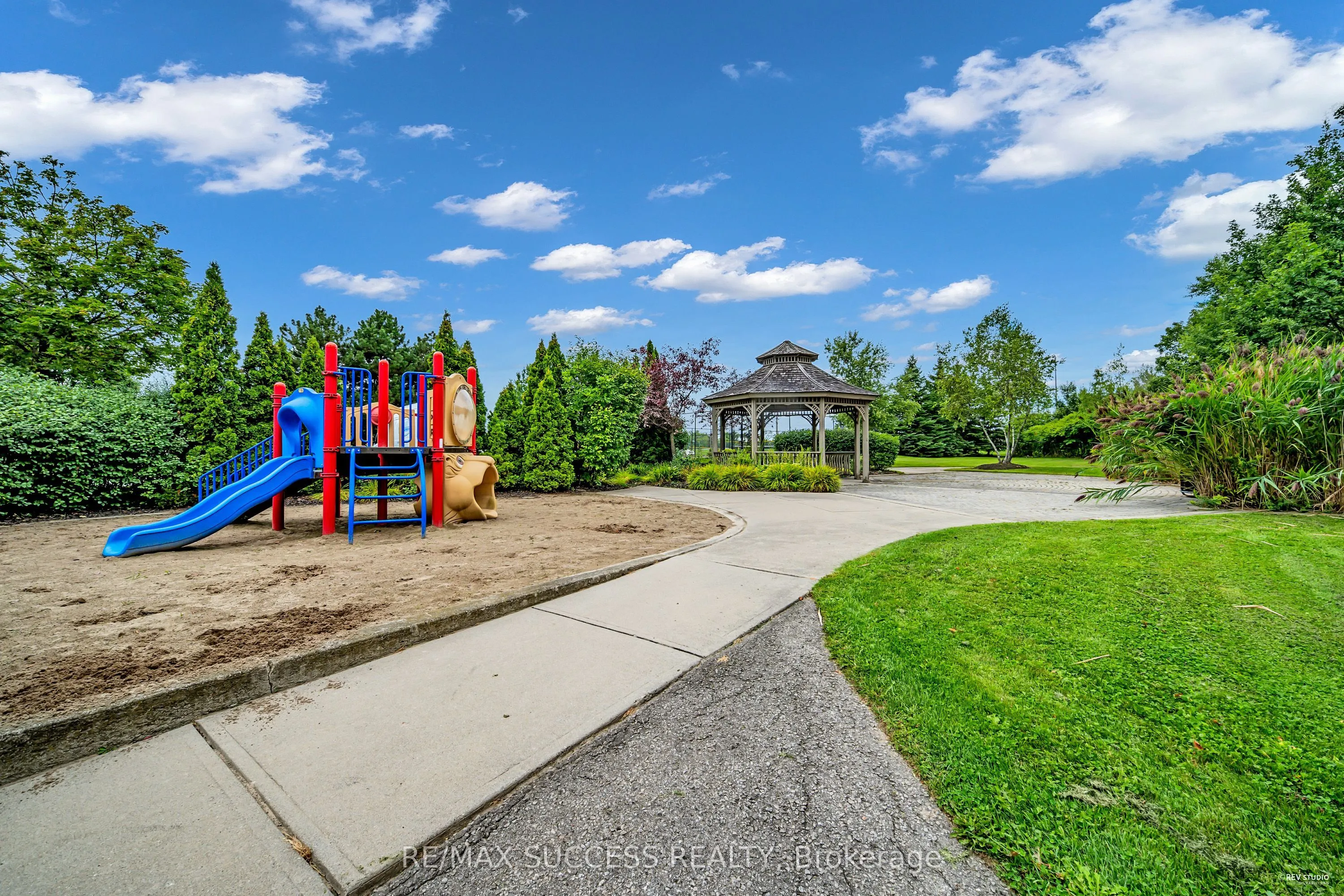 2565 Erin Centre Boulevard, #806