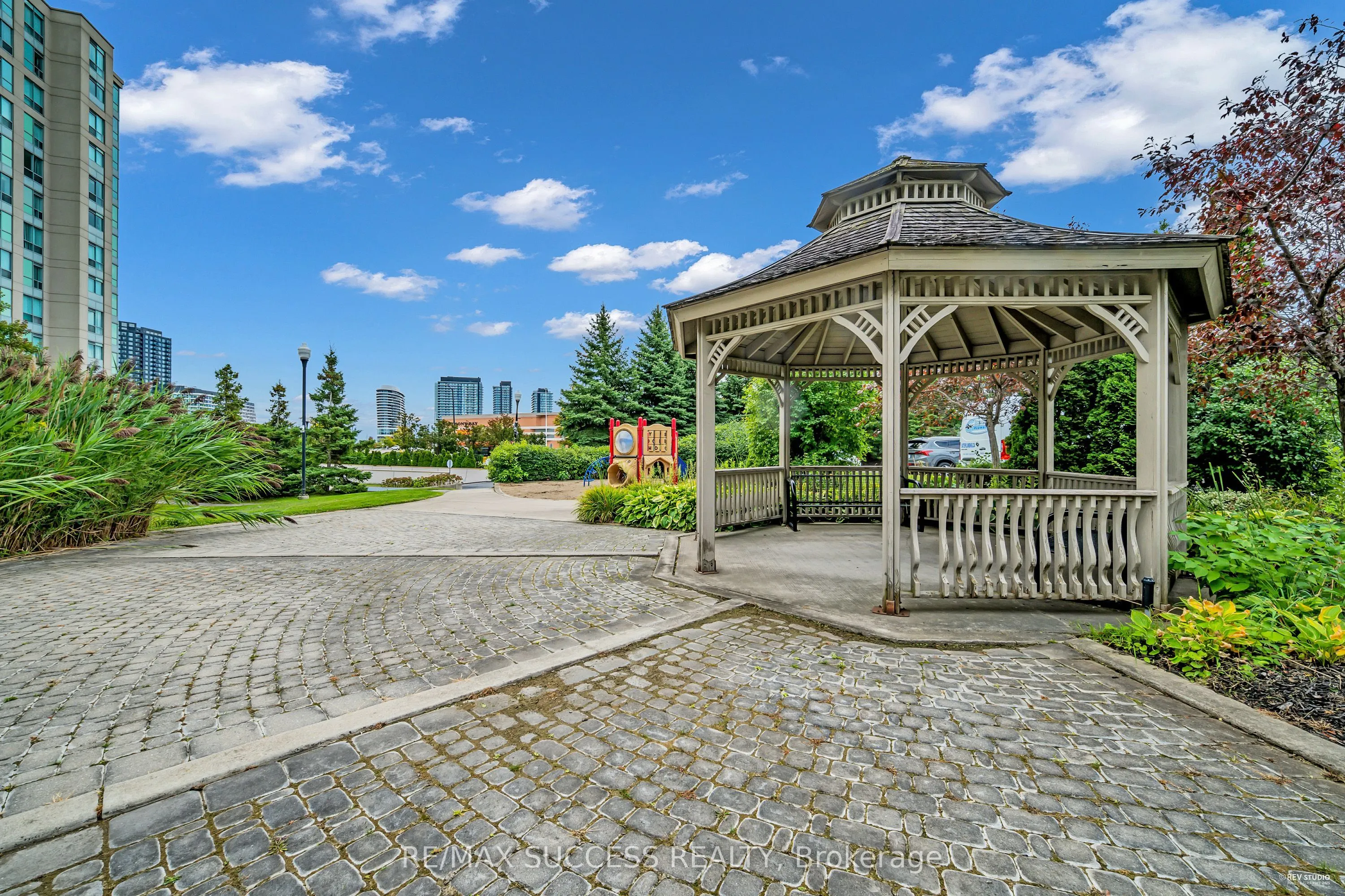 2565 Erin Centre Boulevard, #806