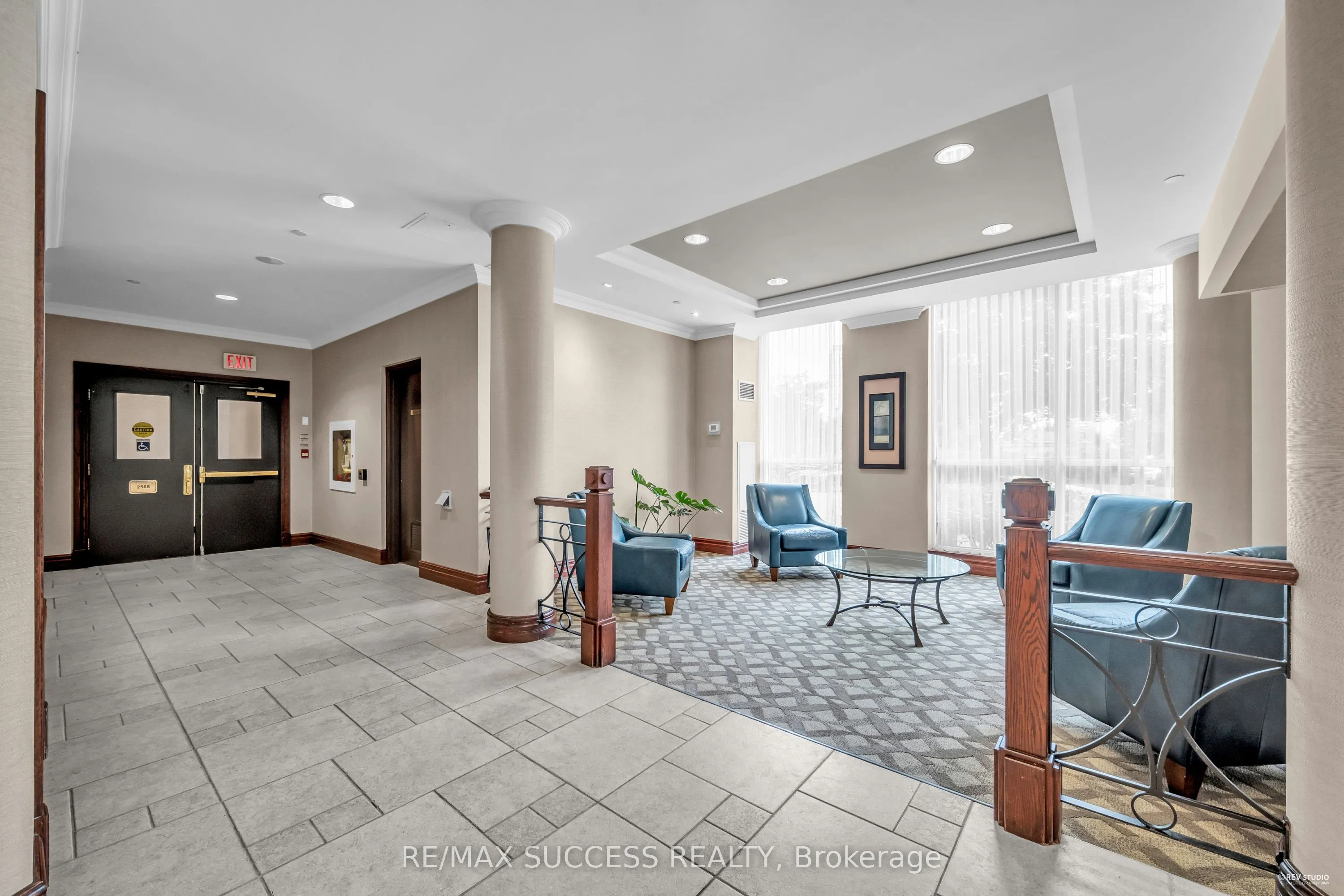 2565 Erin Centre Boulevard, #806