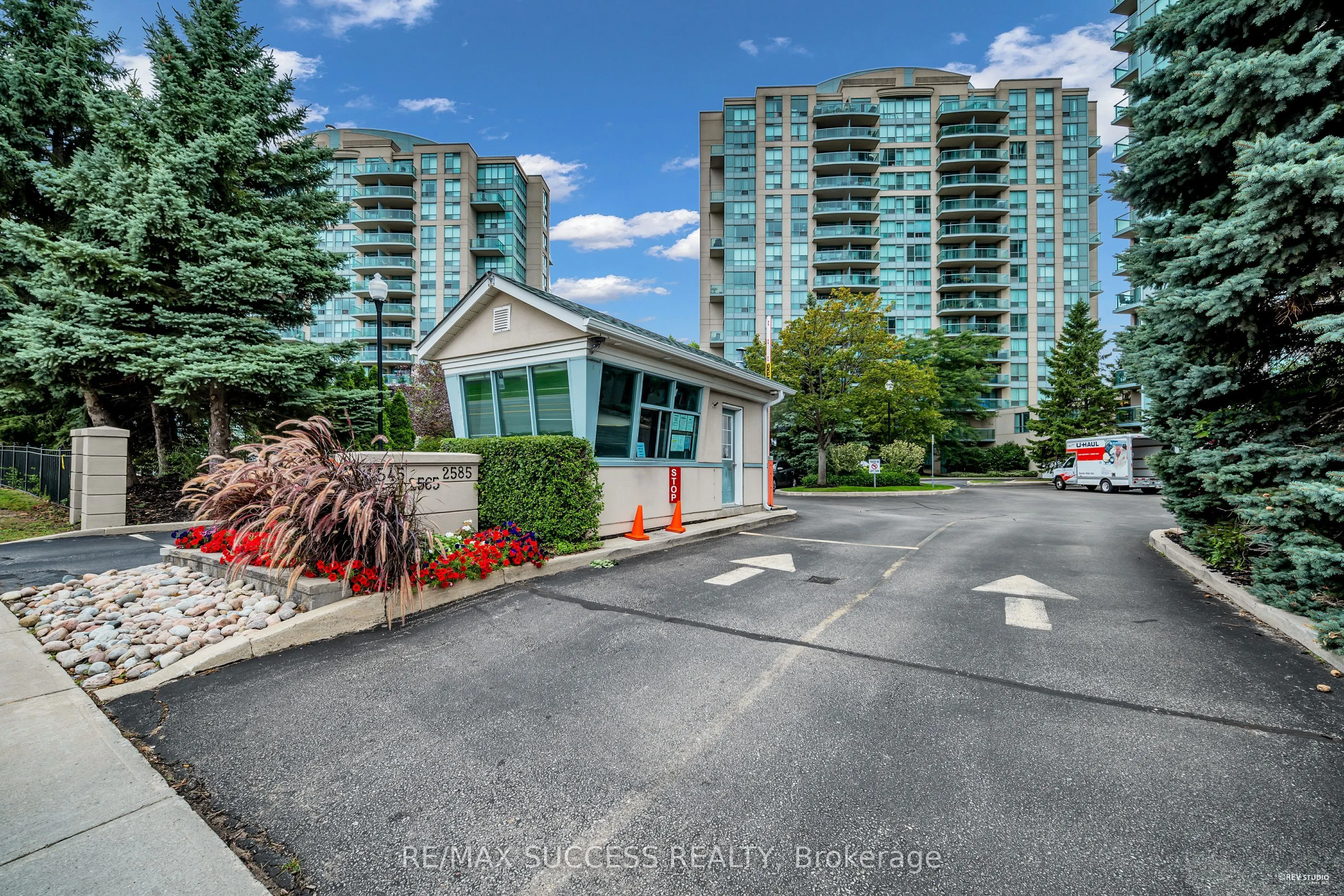 2565 Erin Centre Boulevard, #806