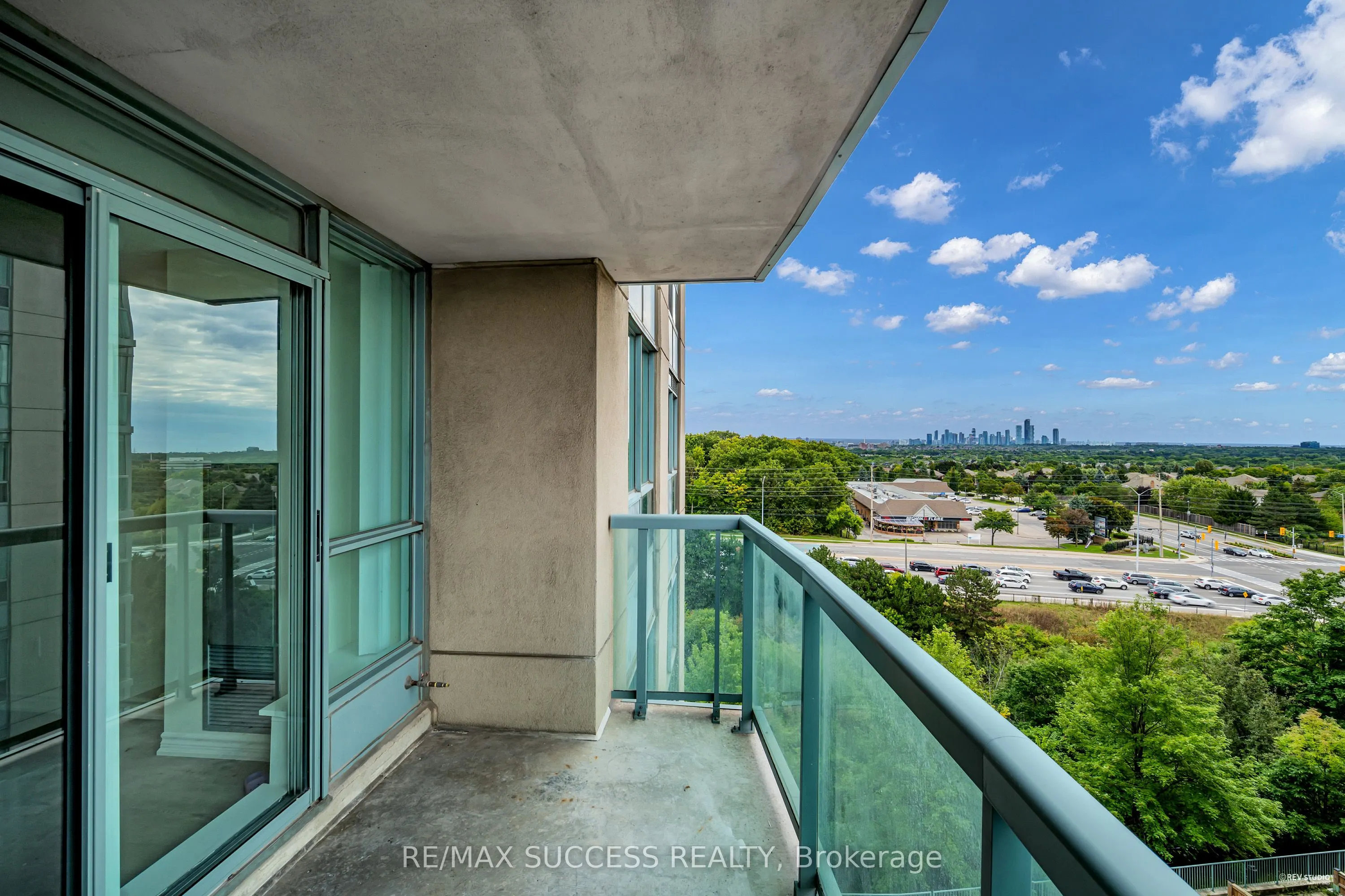 2565 Erin Centre Boulevard, #806