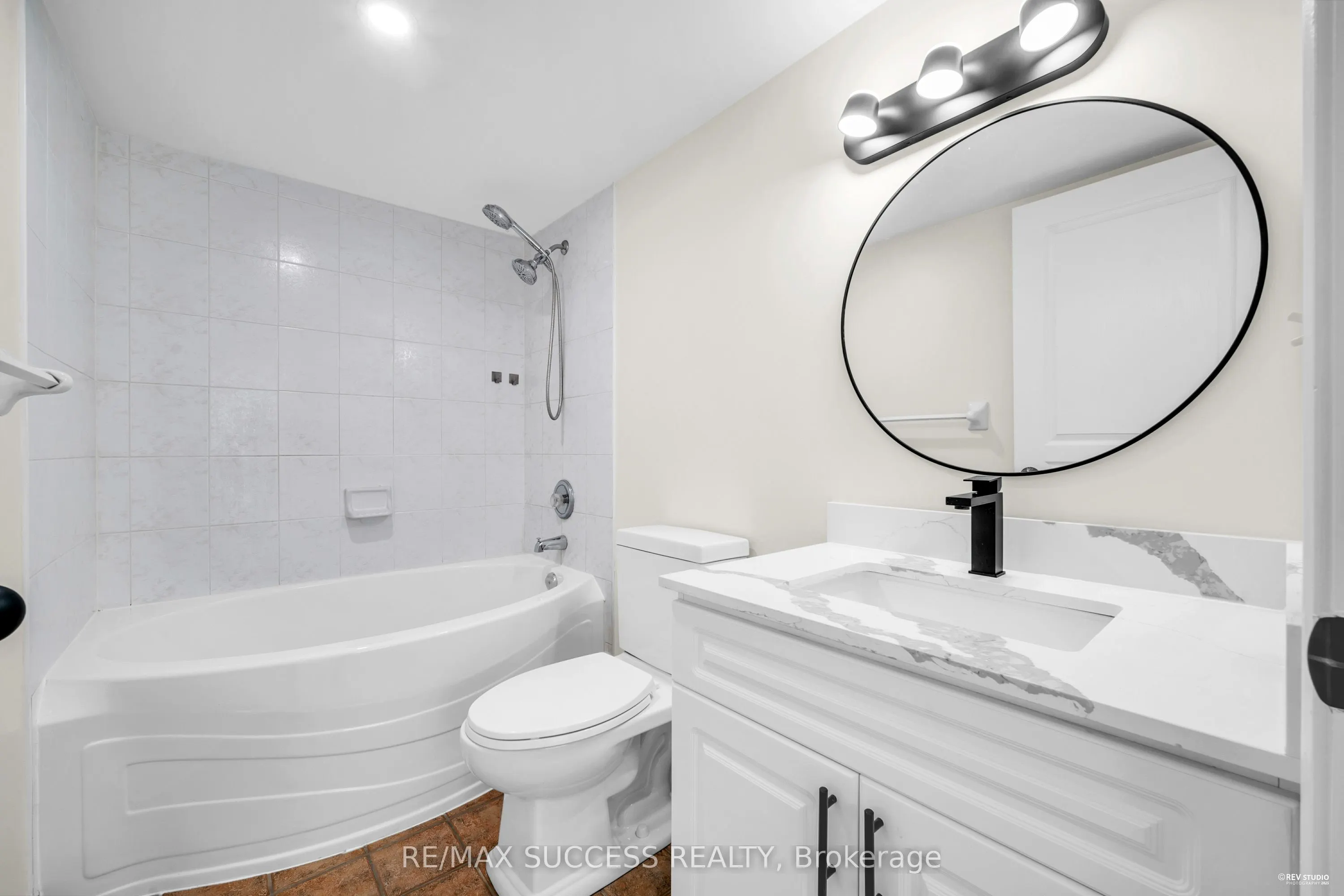 2565 Erin Centre Boulevard, #806