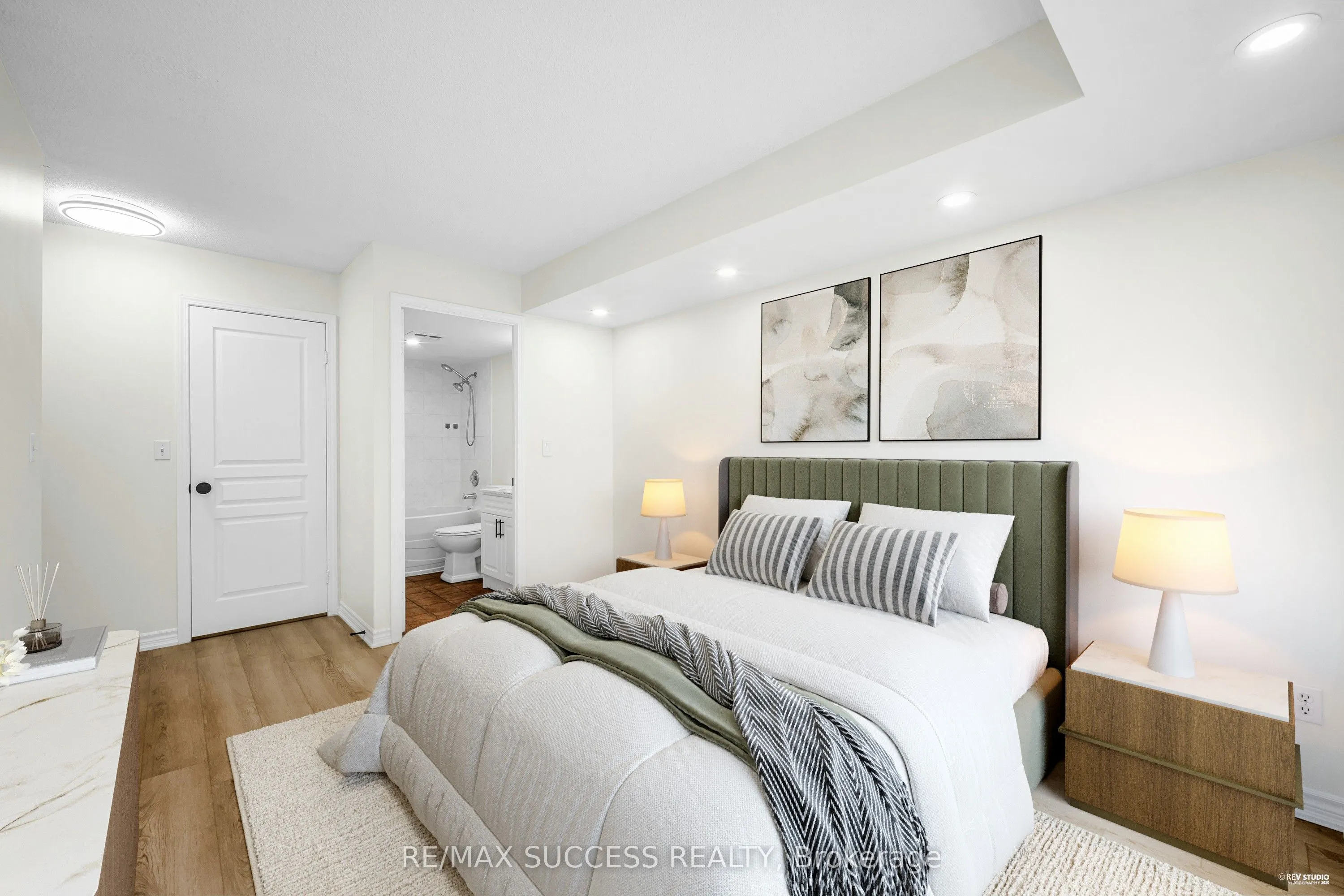 2565 Erin Centre Boulevard, #806