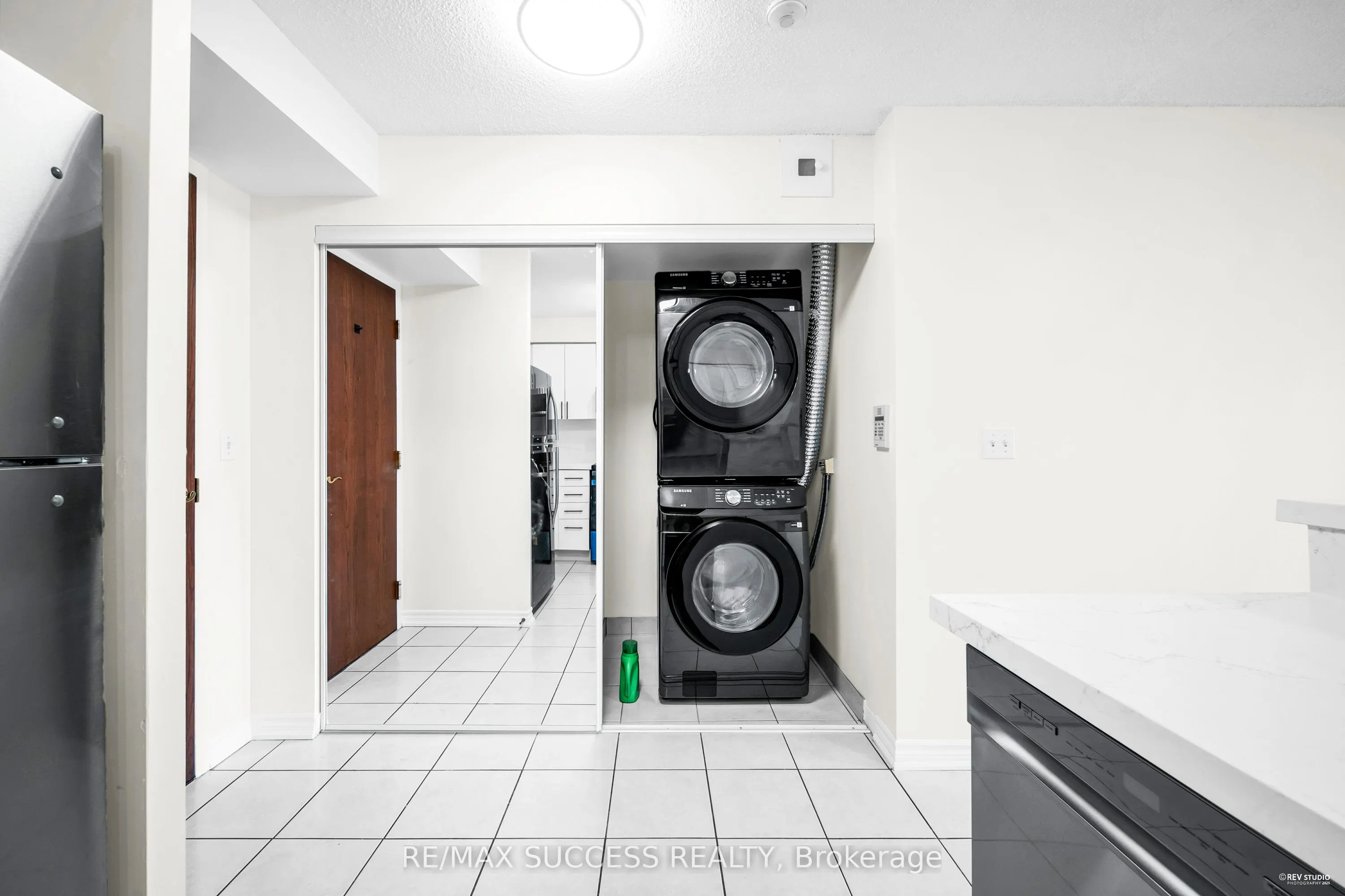 2565 Erin Centre Boulevard, #806