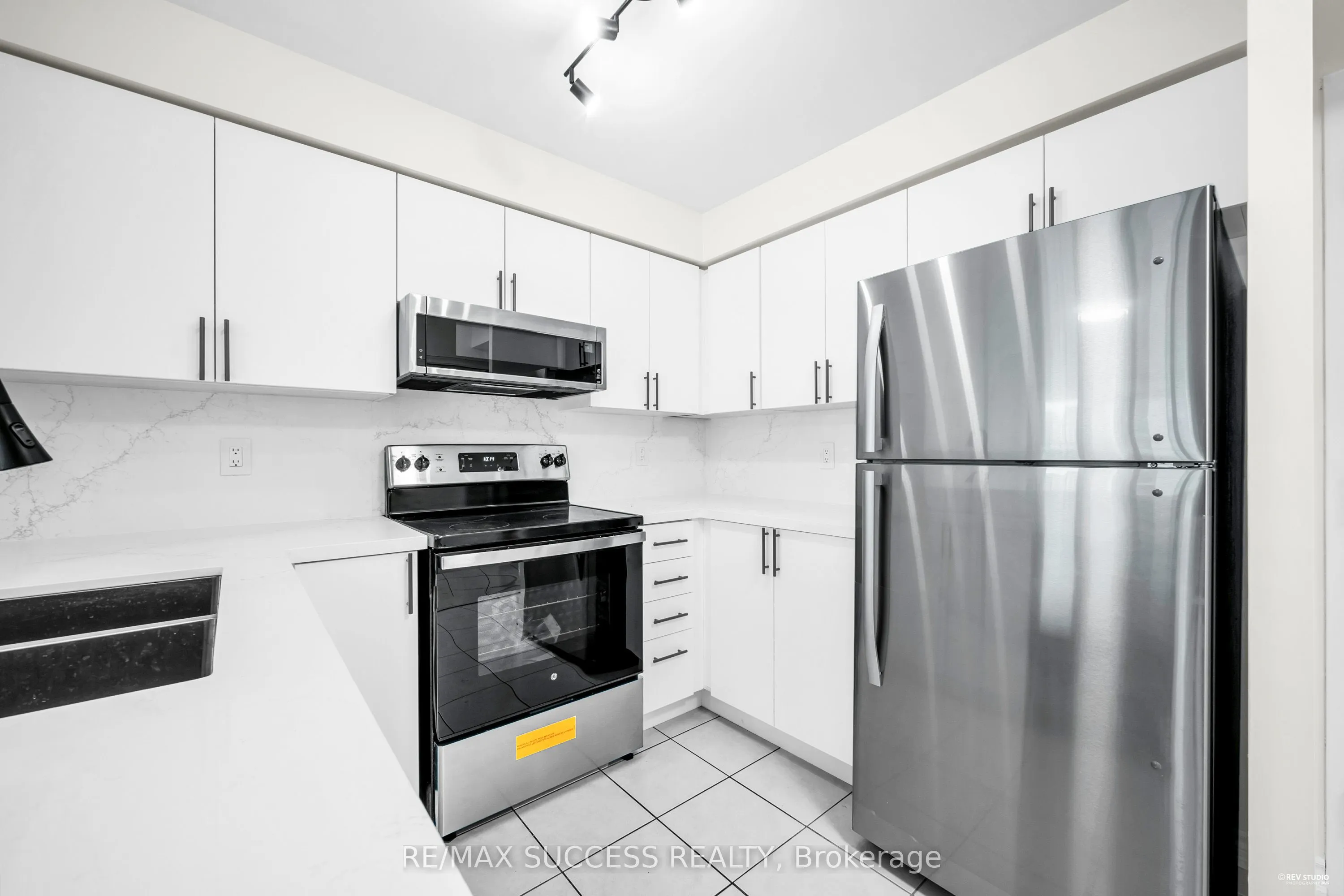 2565 Erin Centre Boulevard, #806