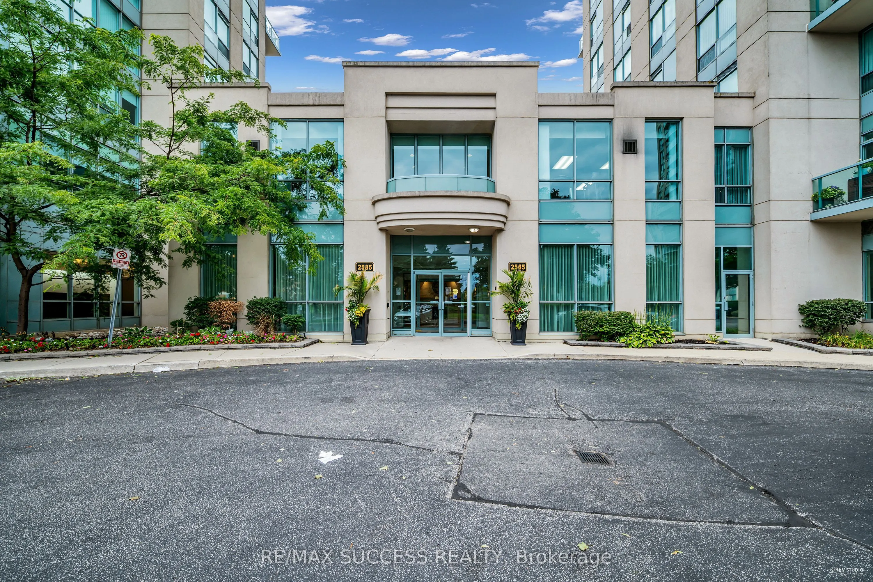 2565 Erin Centre Boulevard, #806