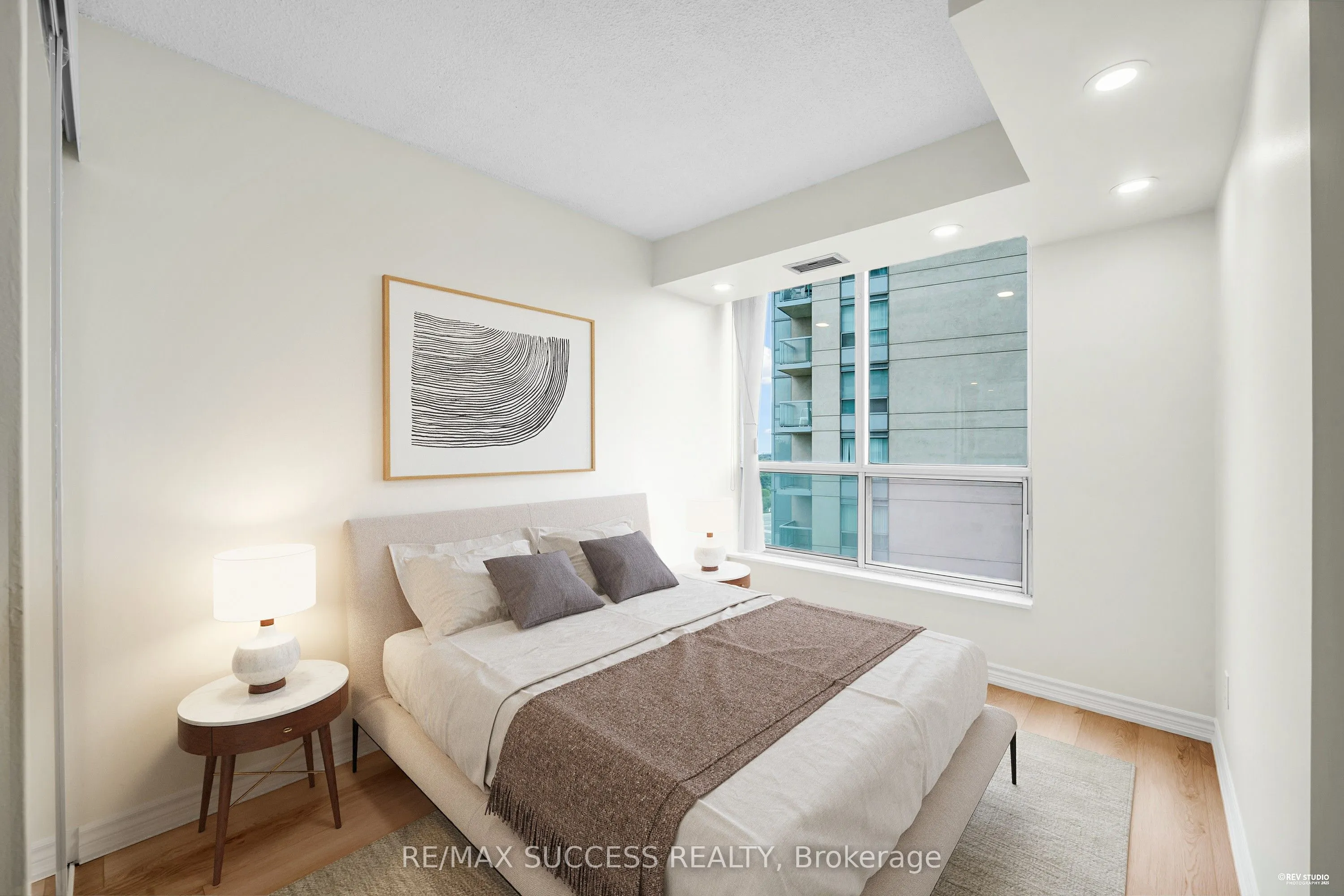 2565 Erin Centre Boulevard, #806