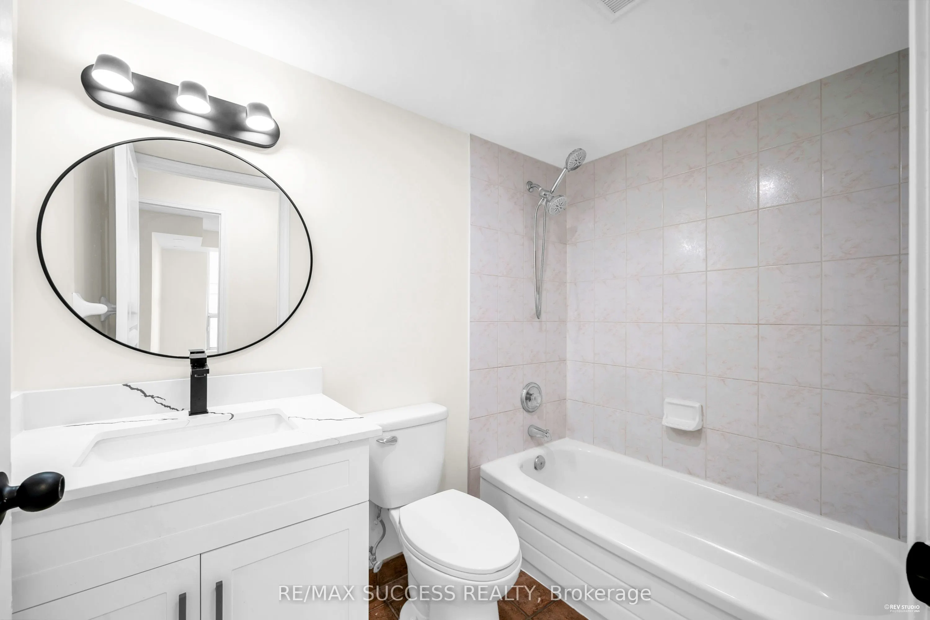 2565 Erin Centre Boulevard, #806