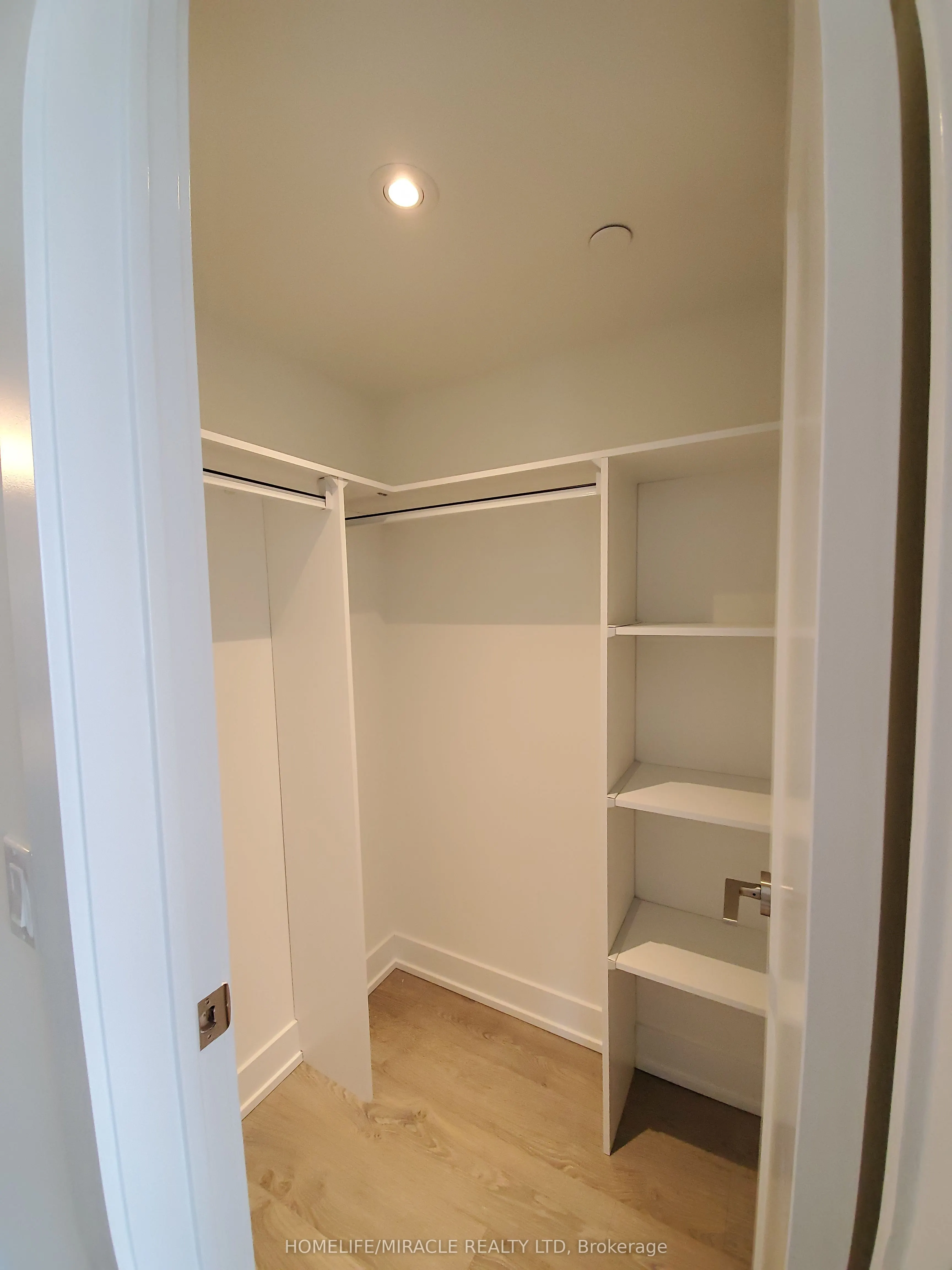 9 Mabelle Avenue, #1818