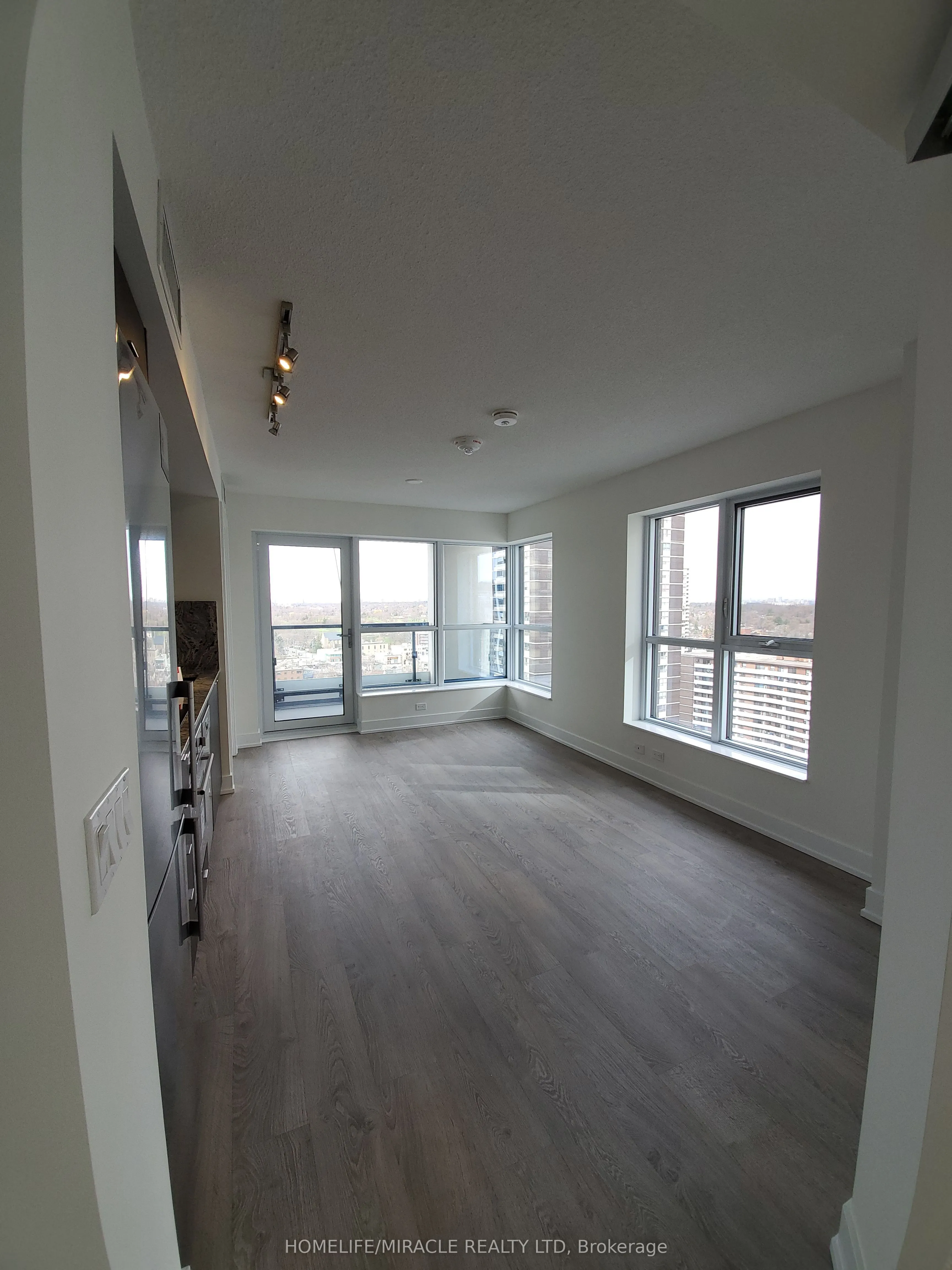 9 Mabelle Avenue, #1818