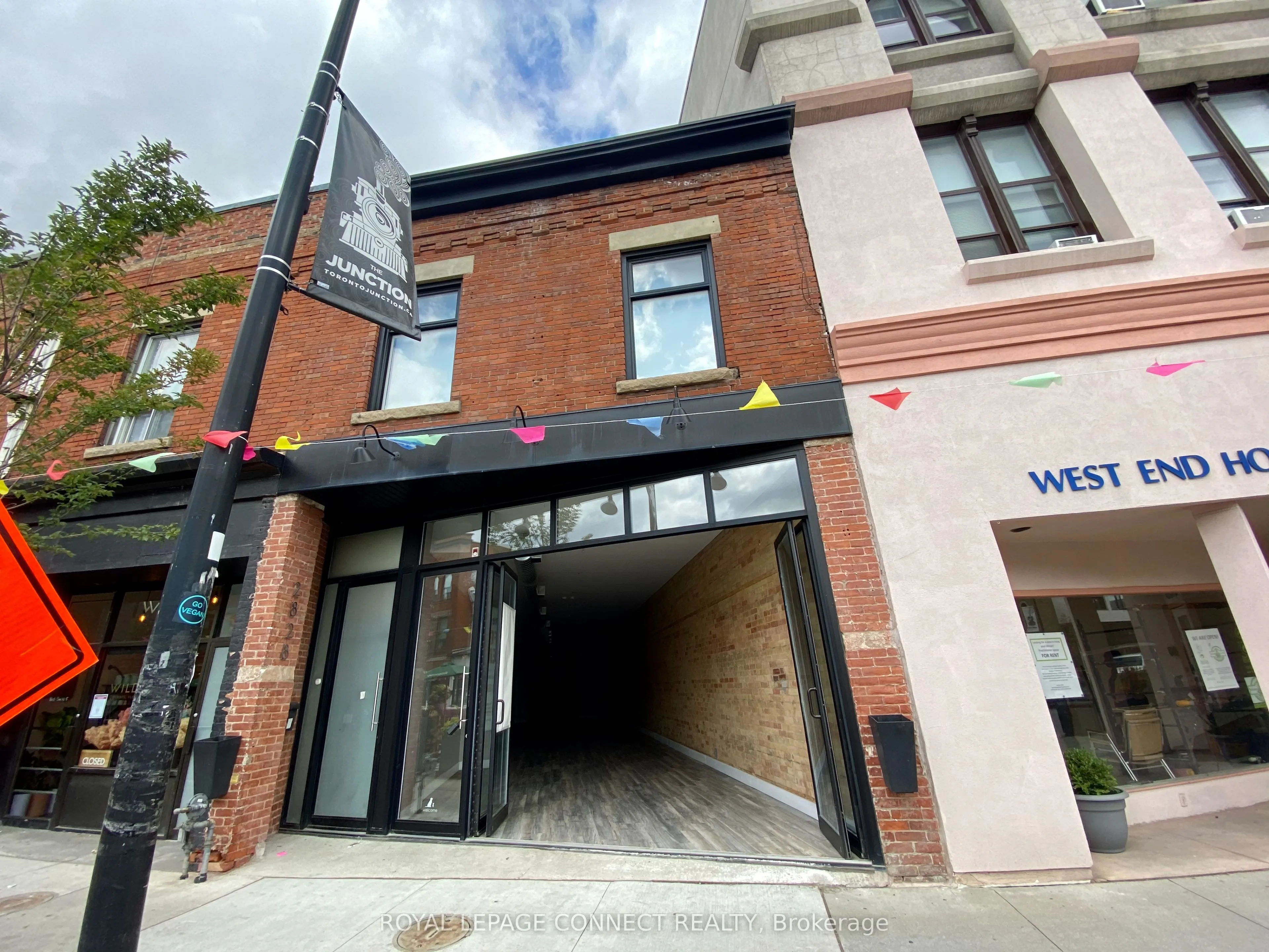 2828 Dundas St Street W