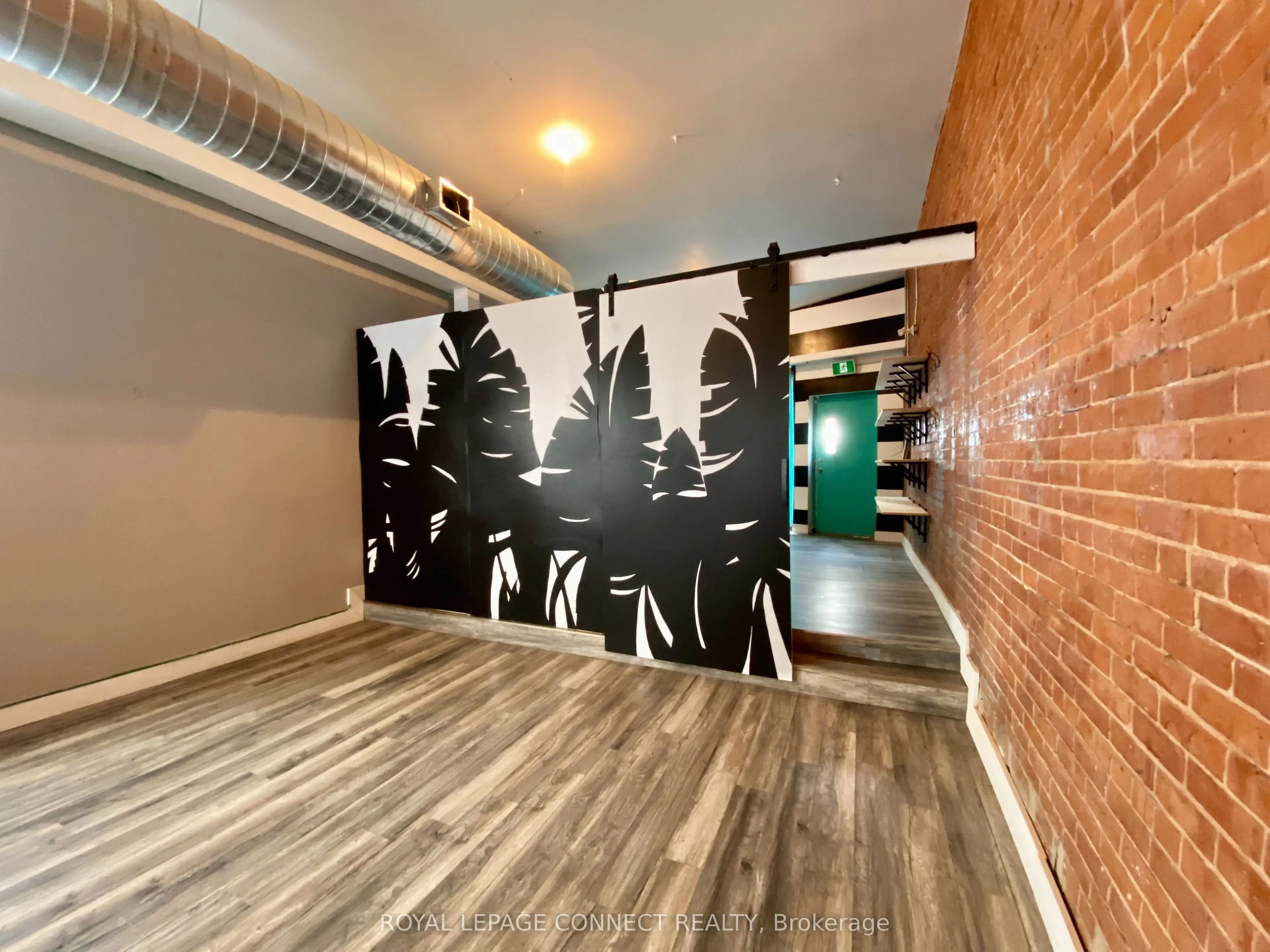 2828 Dundas St Street W