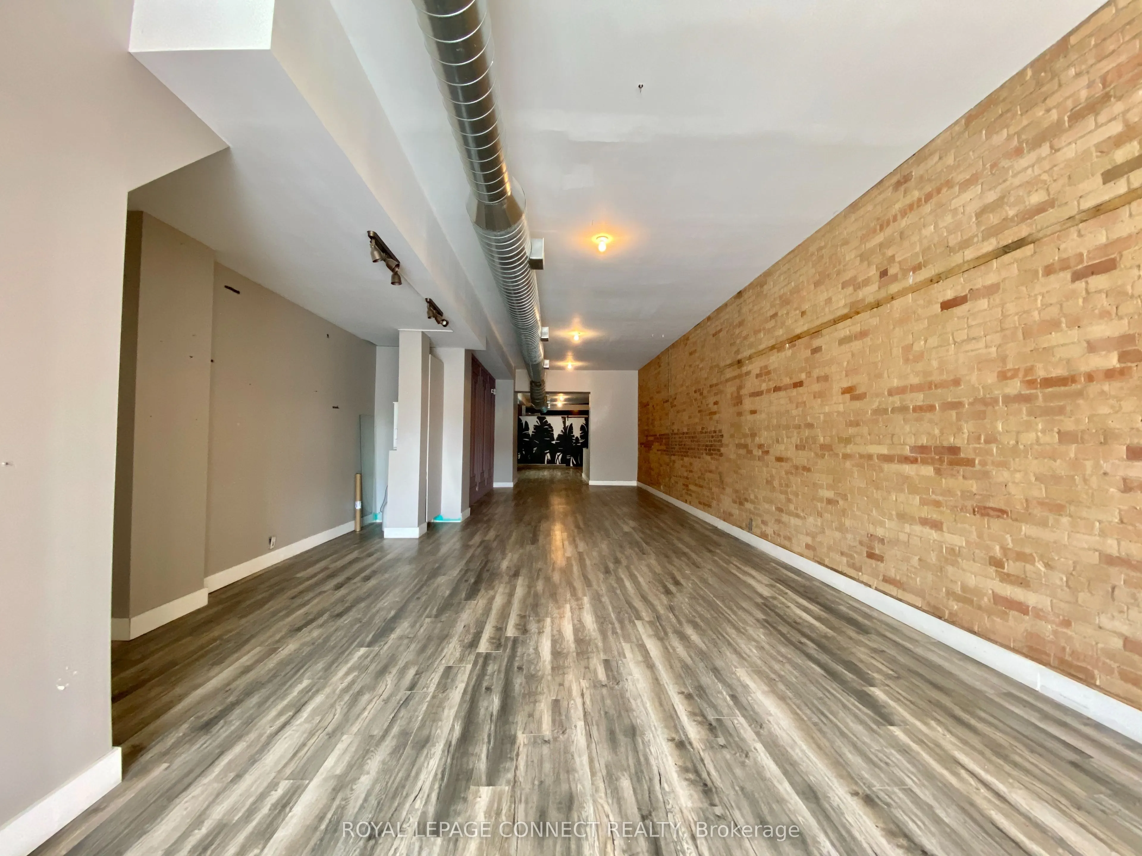 2828 Dundas St Street W
