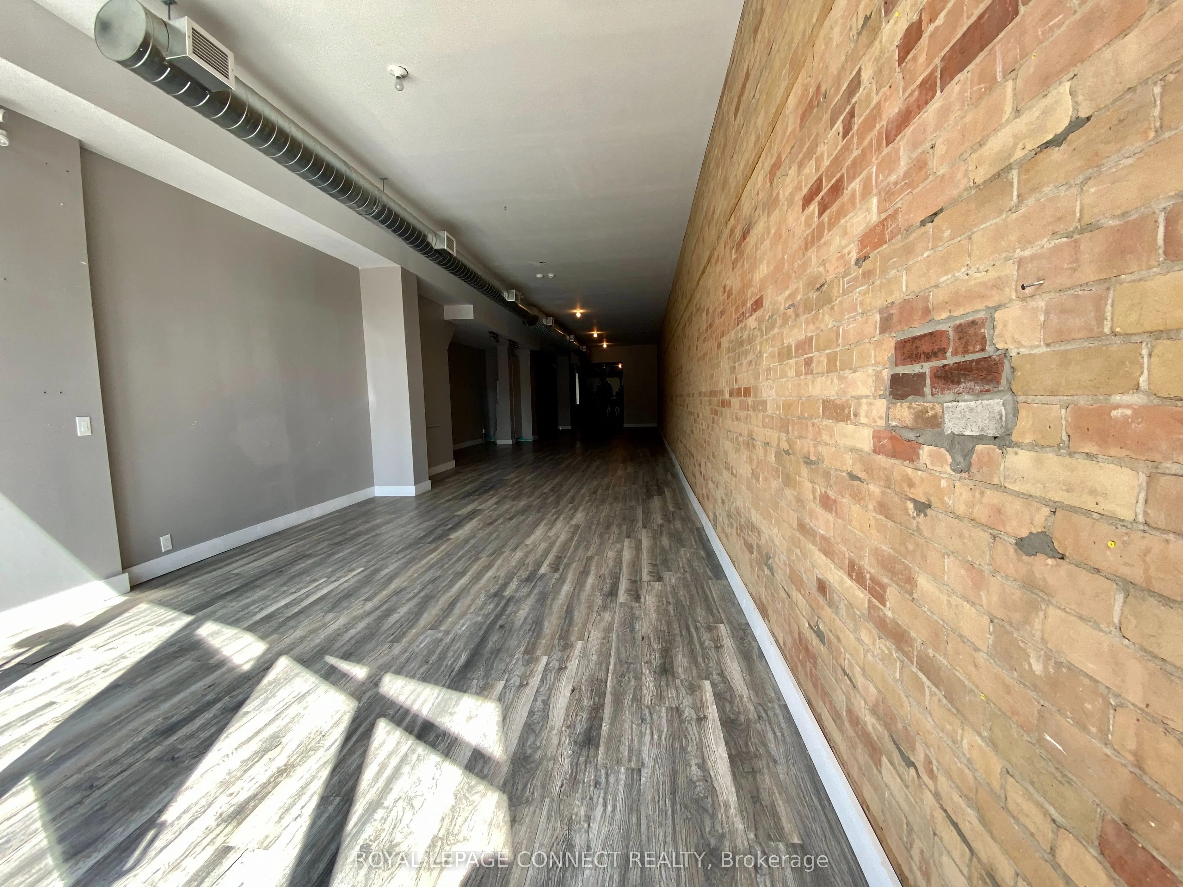 2828 Dundas St Street W