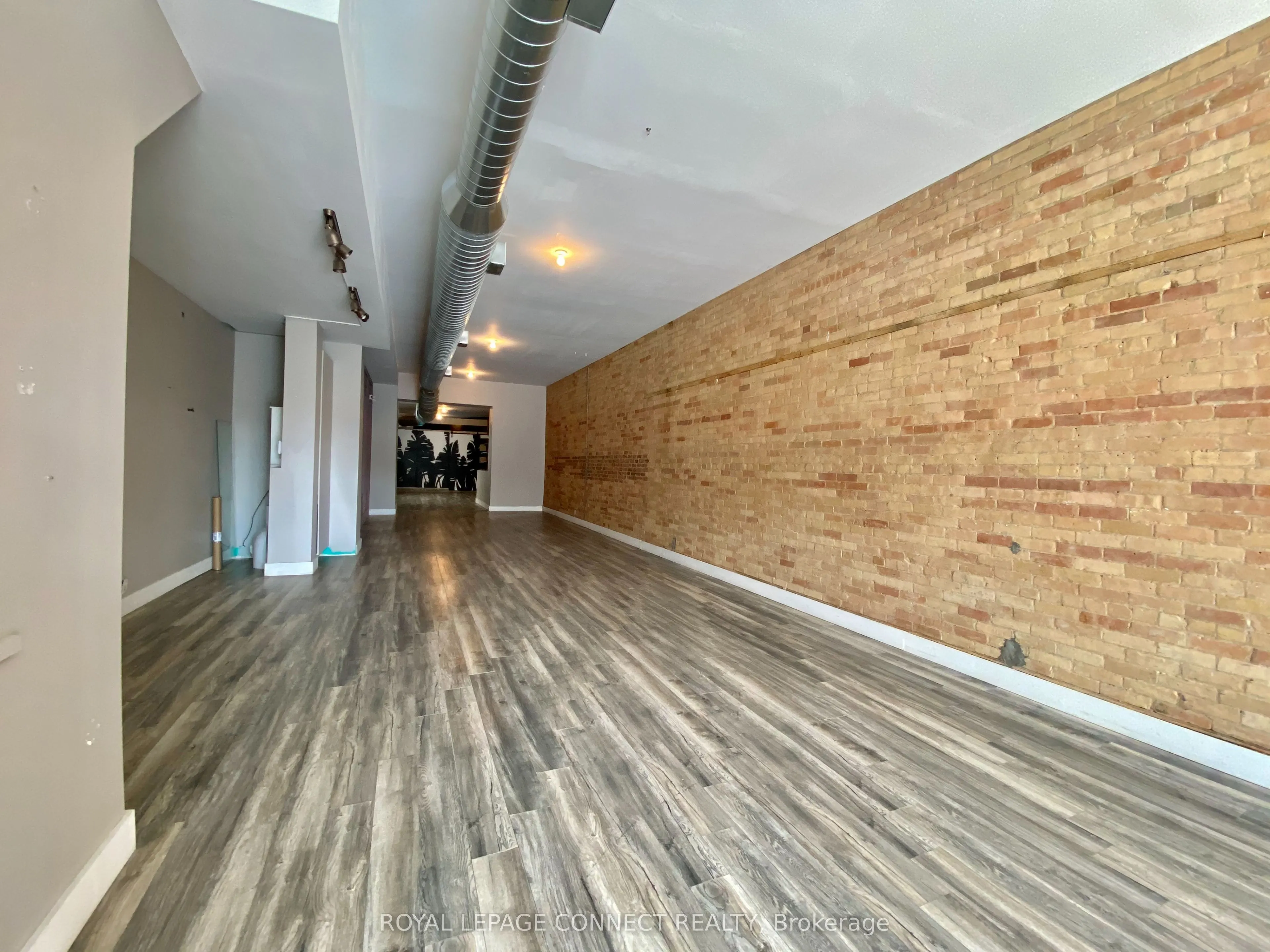 2828 Dundas St Street W