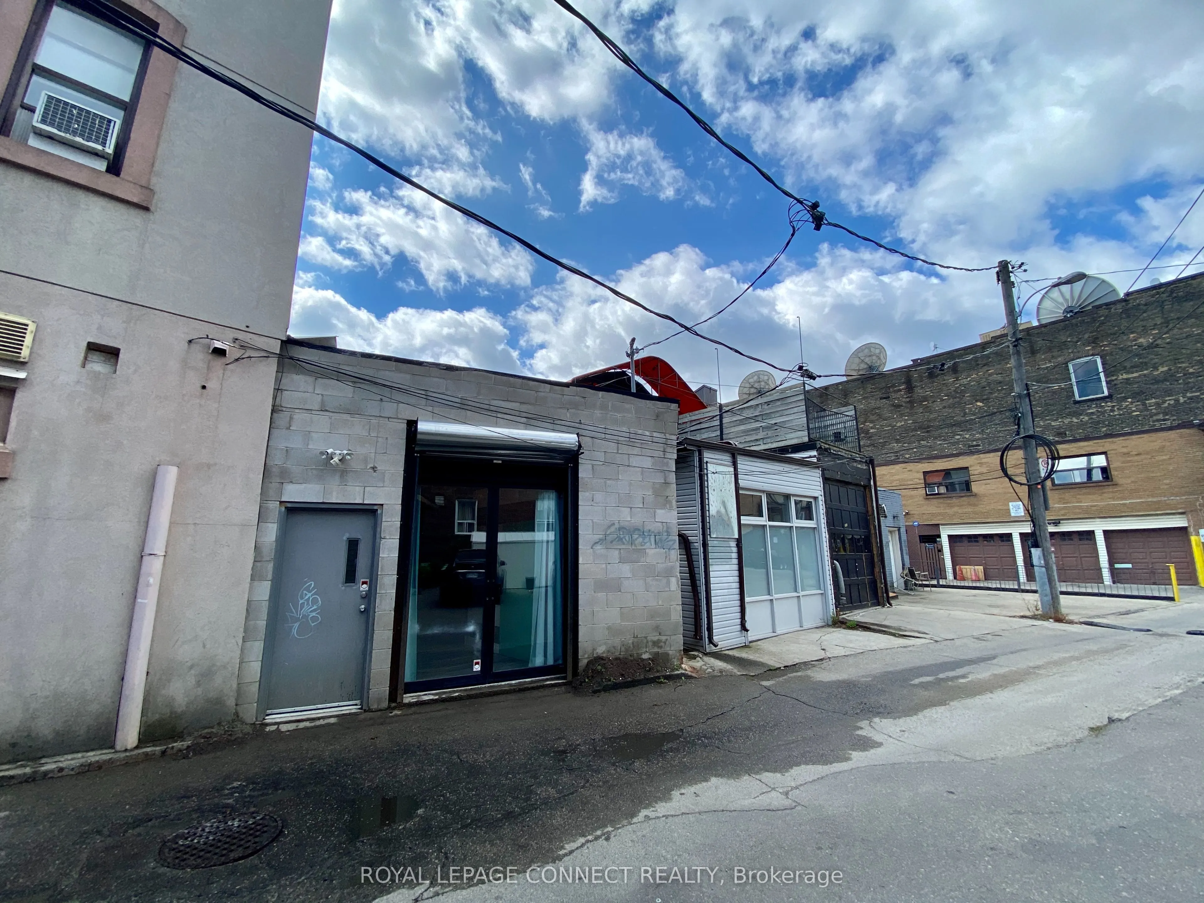 2828 Dundas St Street W