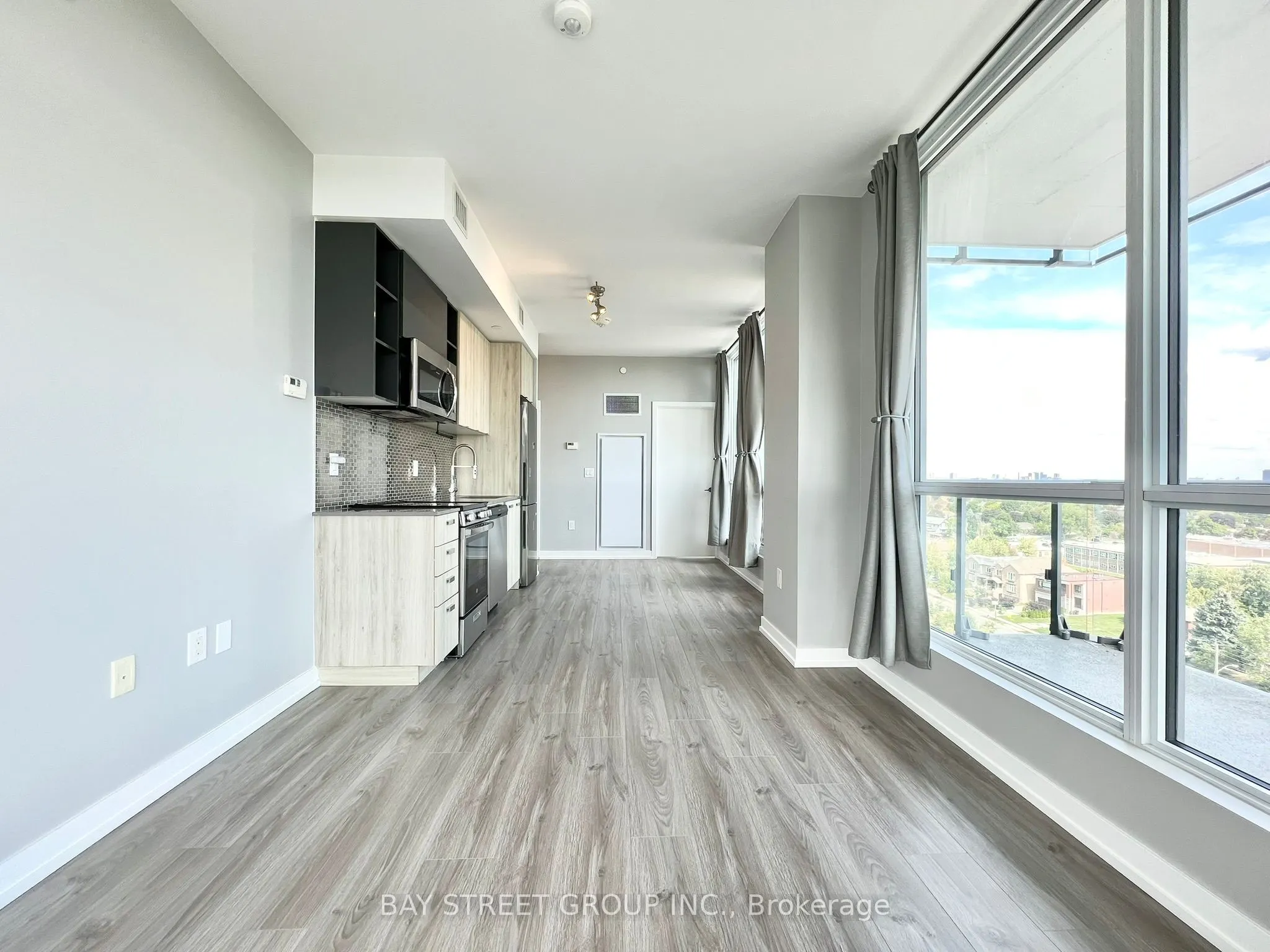 10 De Boers Drive, #1111