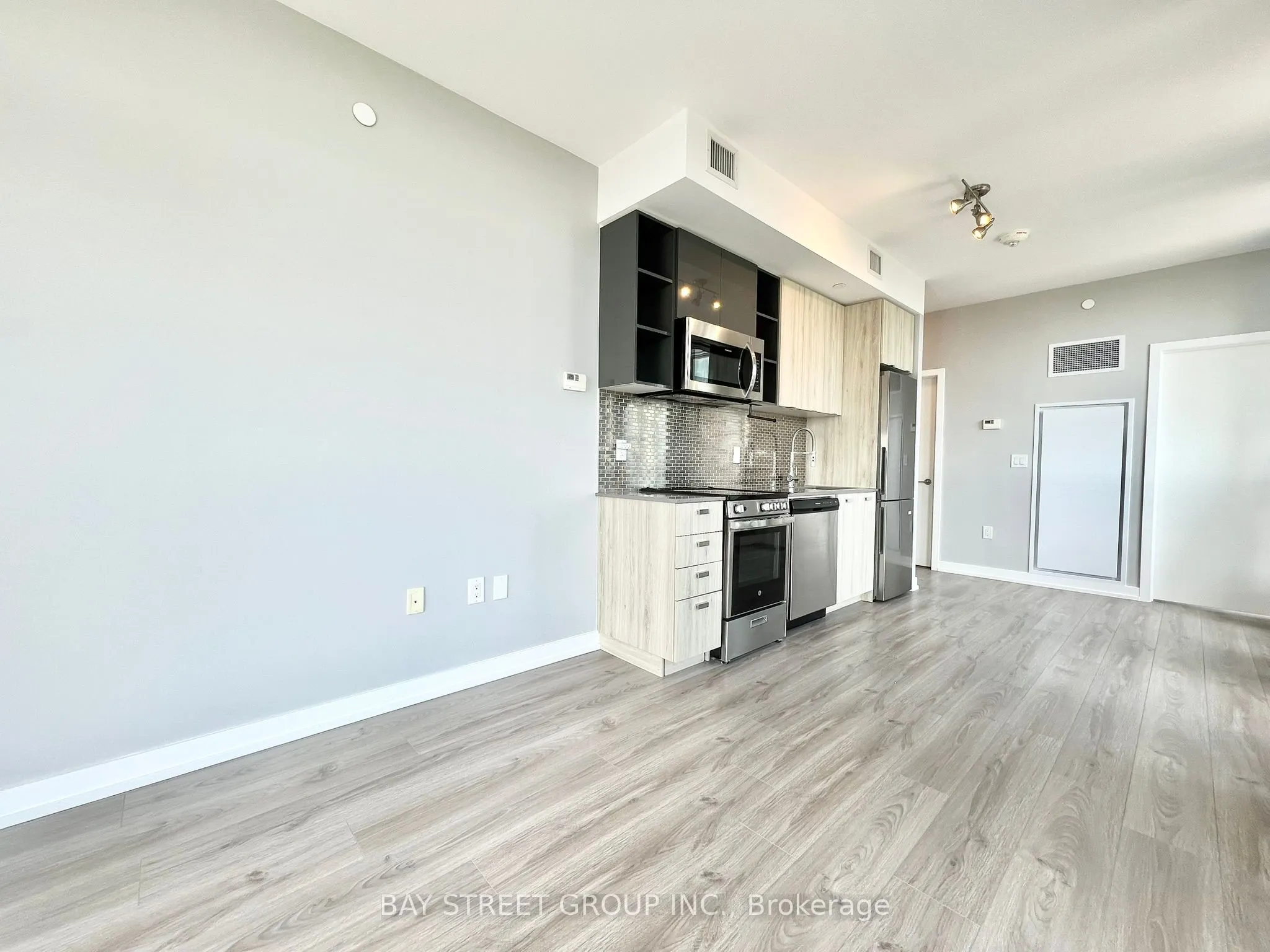 10 De Boers Drive, #1111
