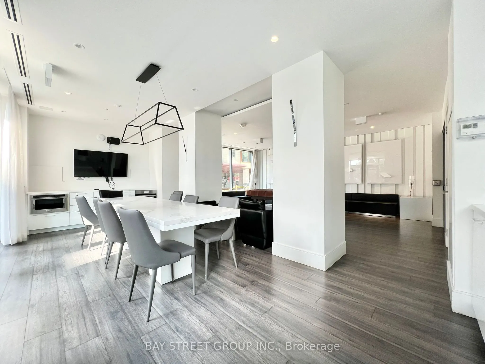 10 De Boers Drive, #1111