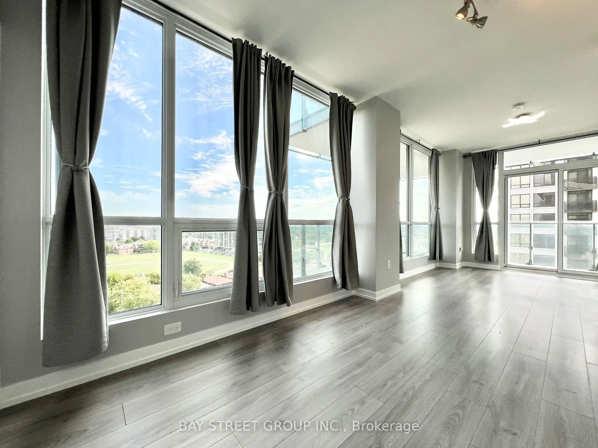 10 De Boers Drive, #1111