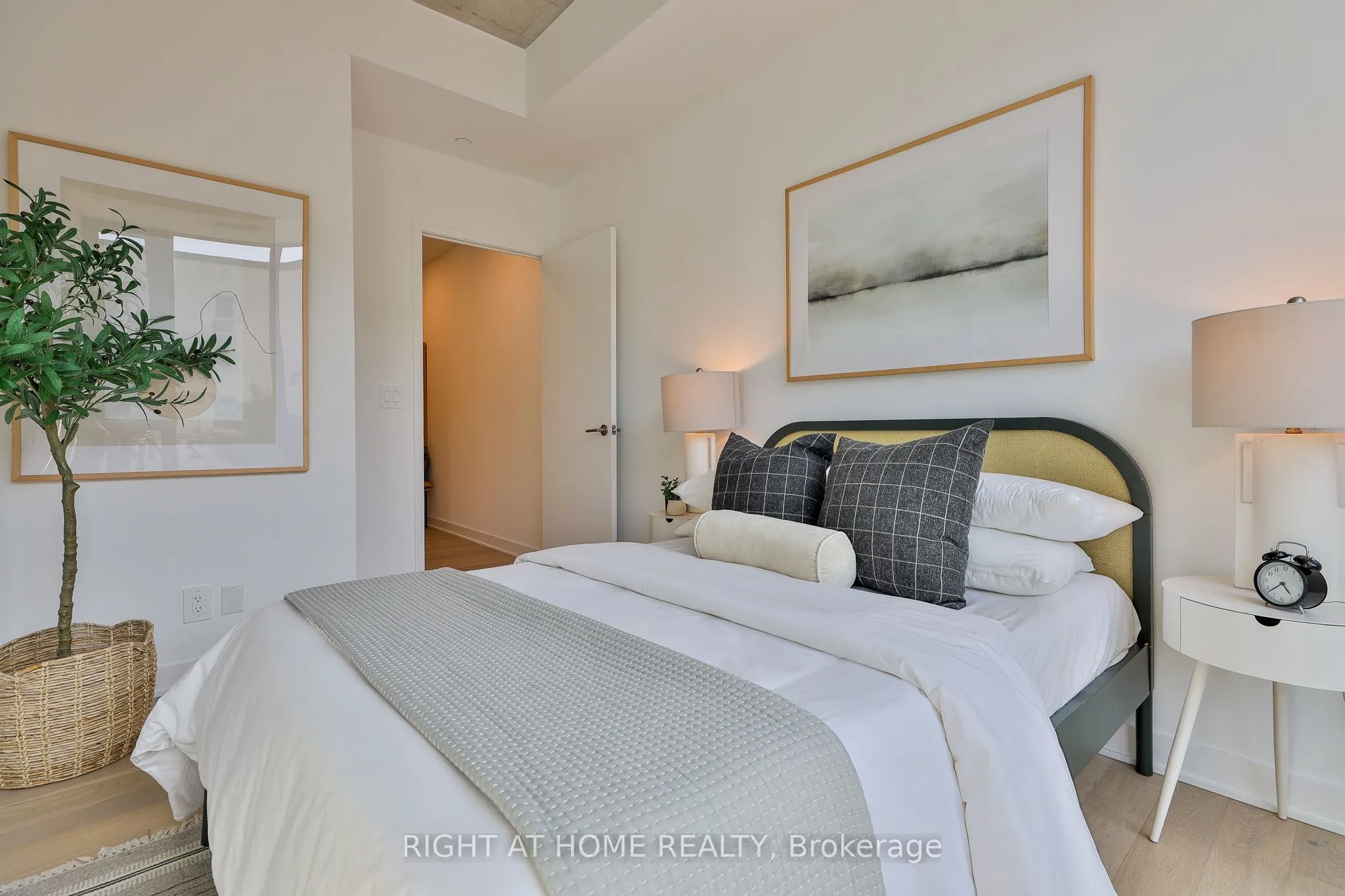 2720 Dundas Street W, #208