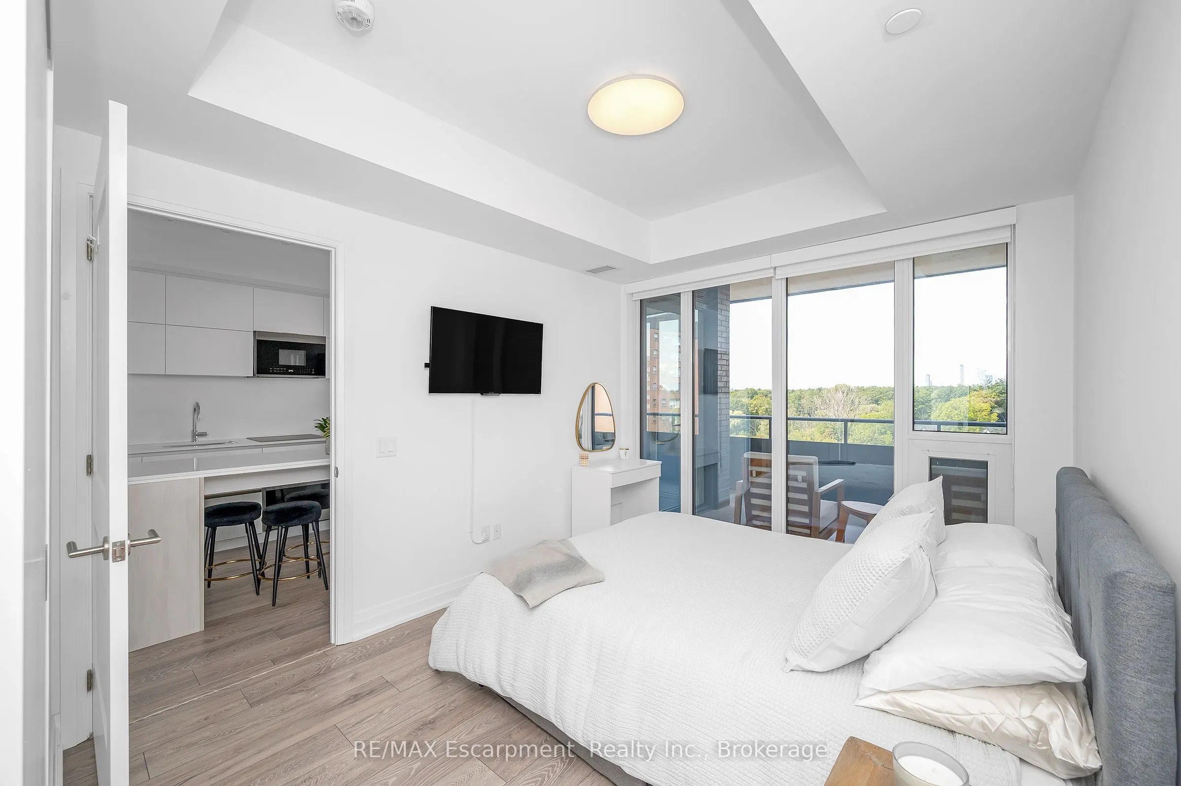 21 Park Street E, #1011