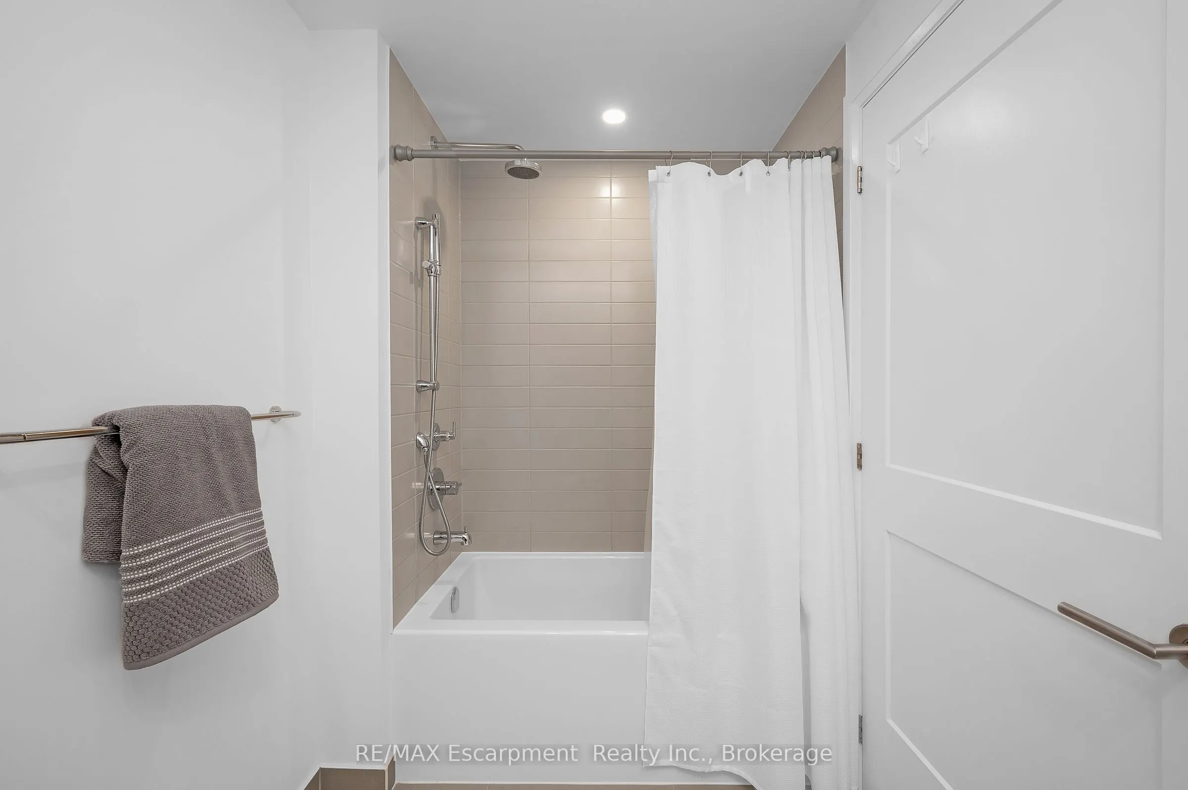 21 Park Street E, #1011