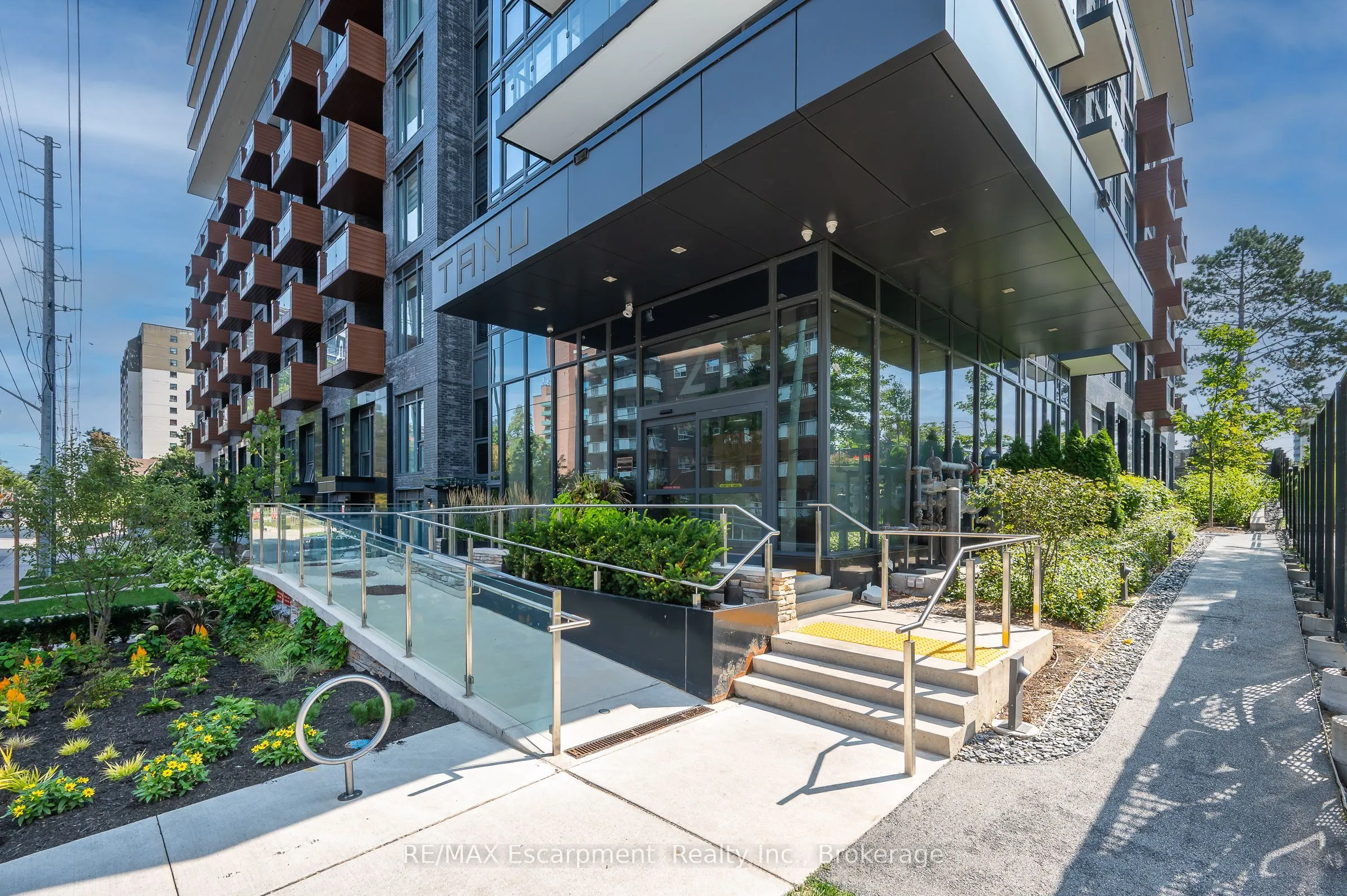 21 Park Street E, #1011