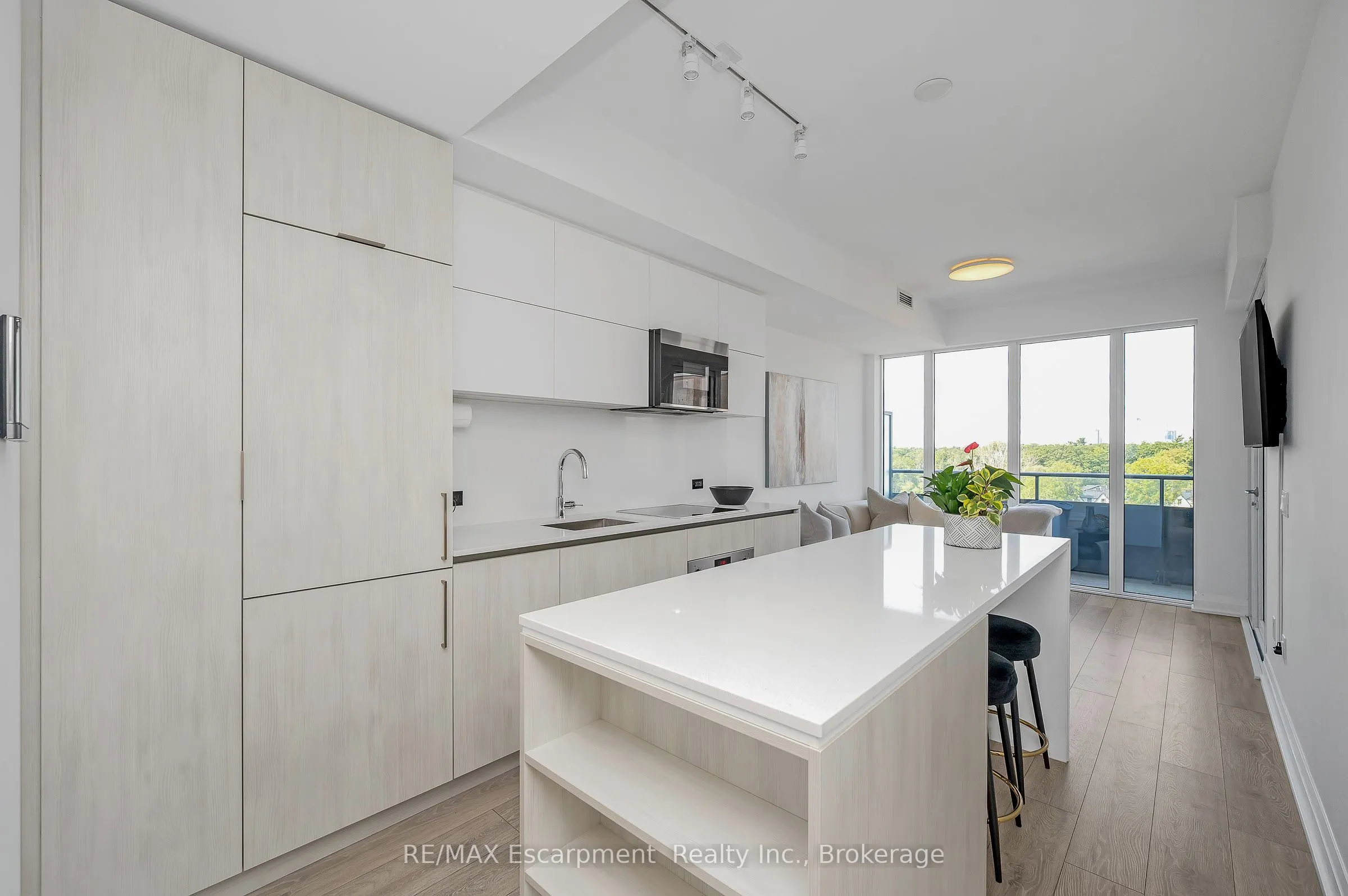 21 Park Street E, #1011