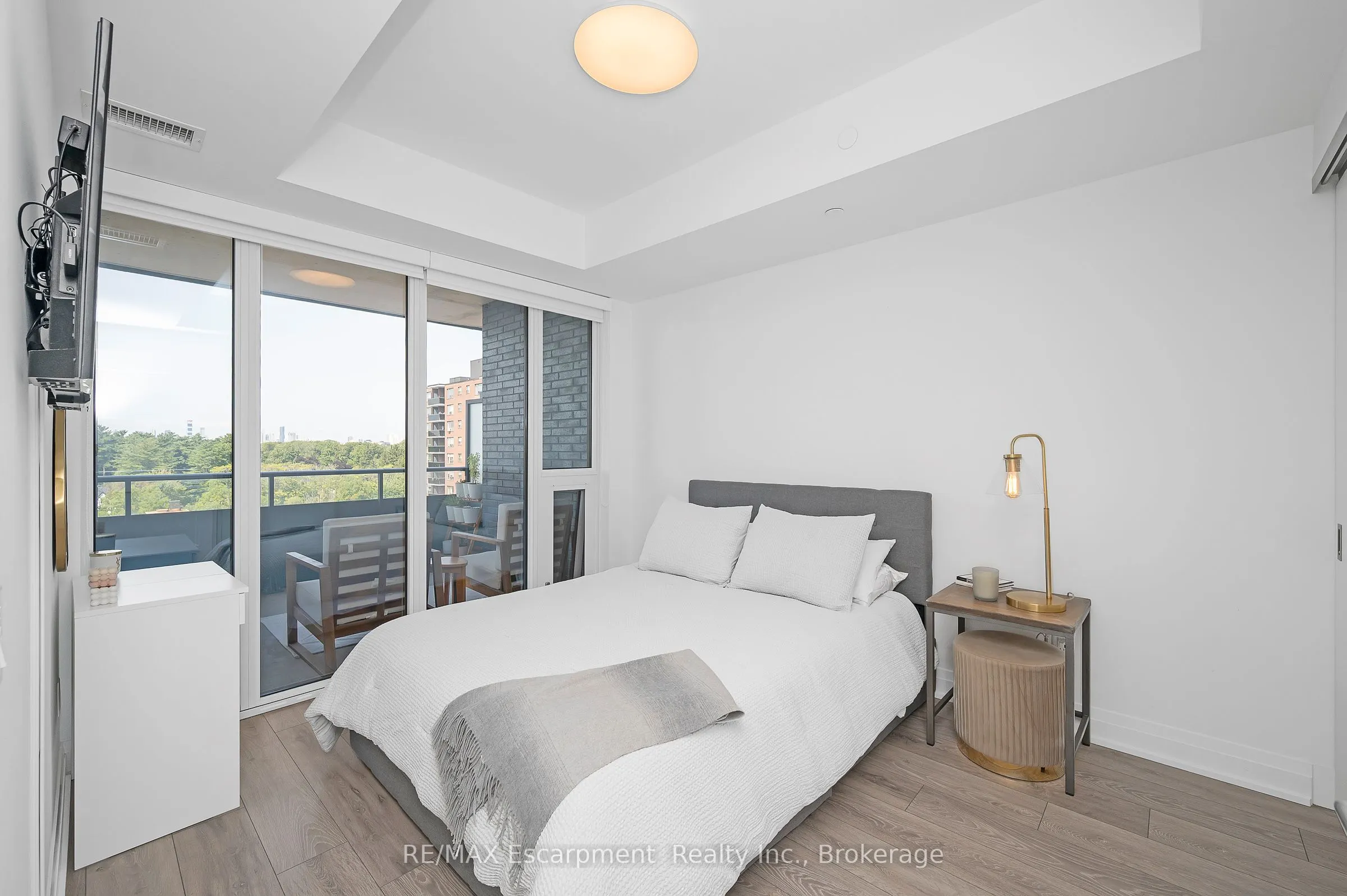 21 Park Street E, #1011
