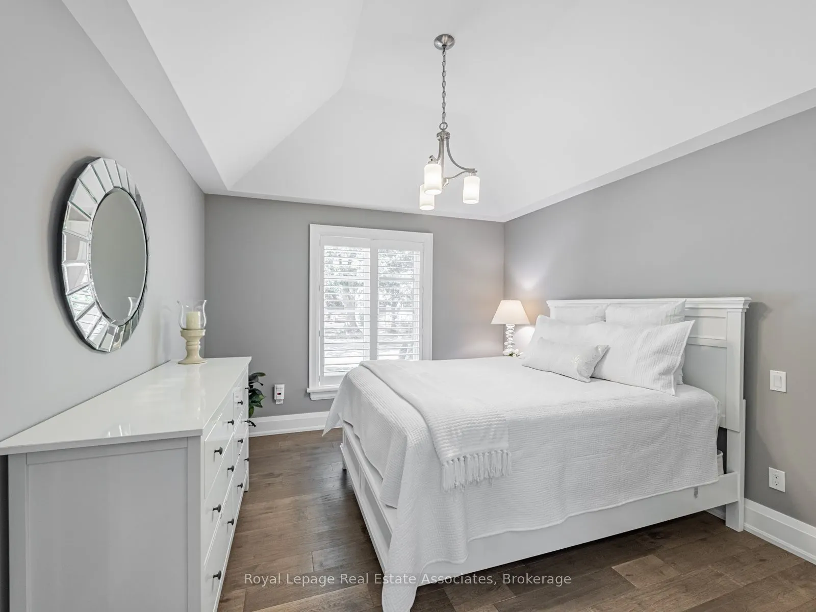 142 Mineola Road E